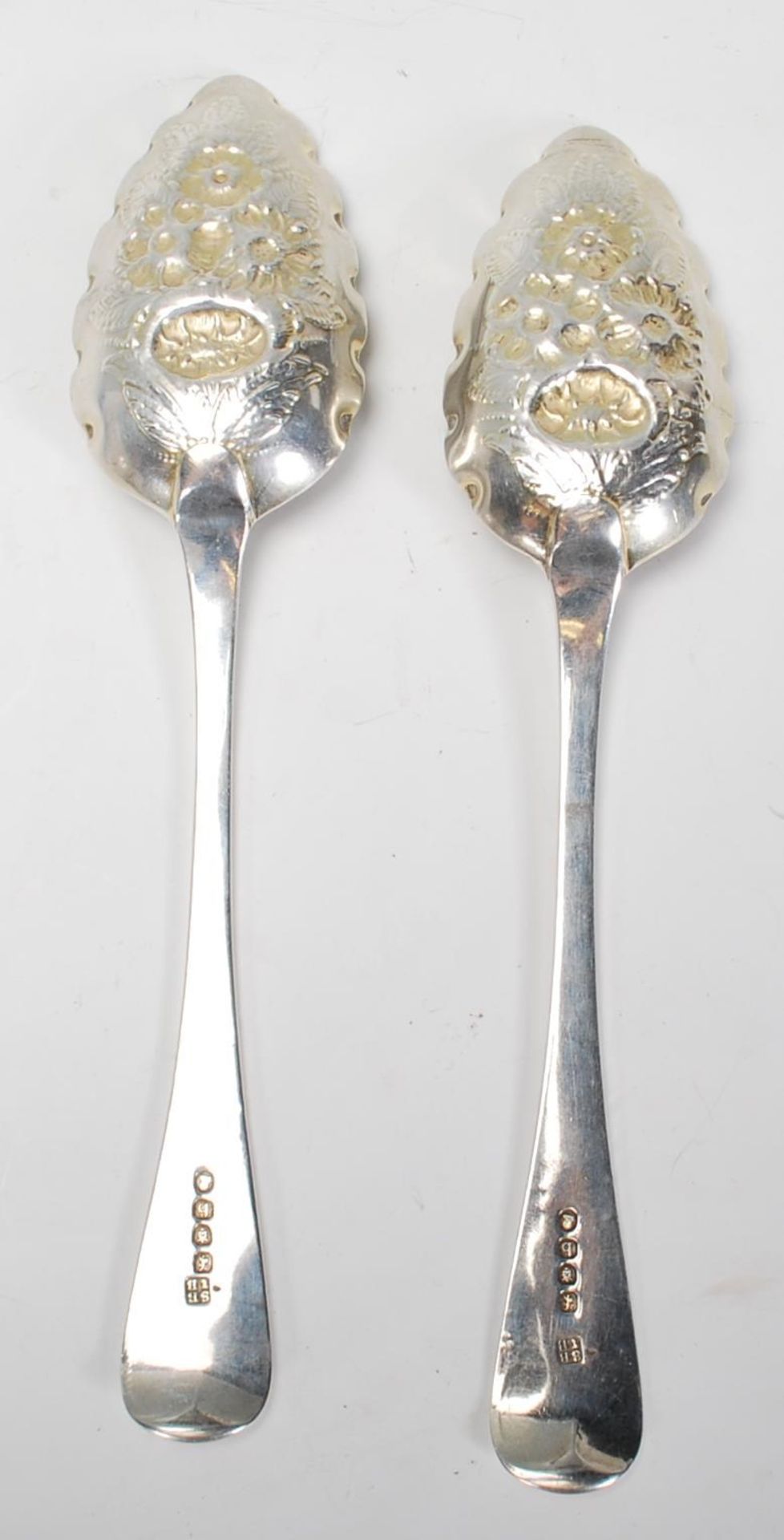 Two early 19th Century George III Sarah and John Blake silver hallmarked  berry spoons having - Bild 5 aus 7