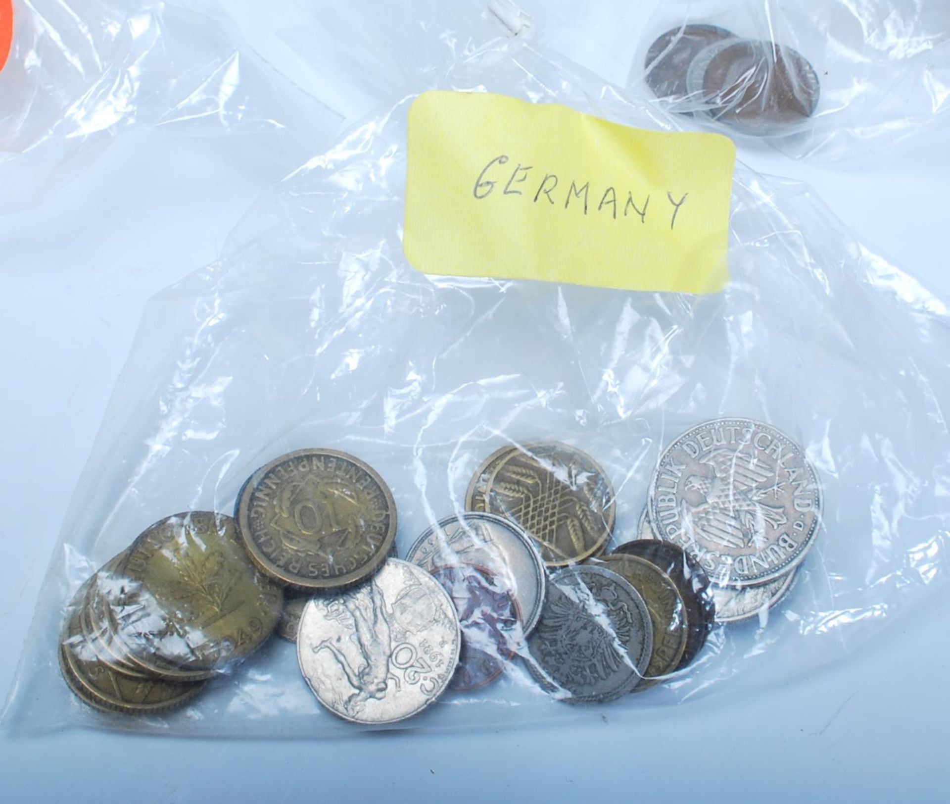 A collection of 19th century and 20th century coins to include English and continental, pennies etc - Bild 3 aus 7