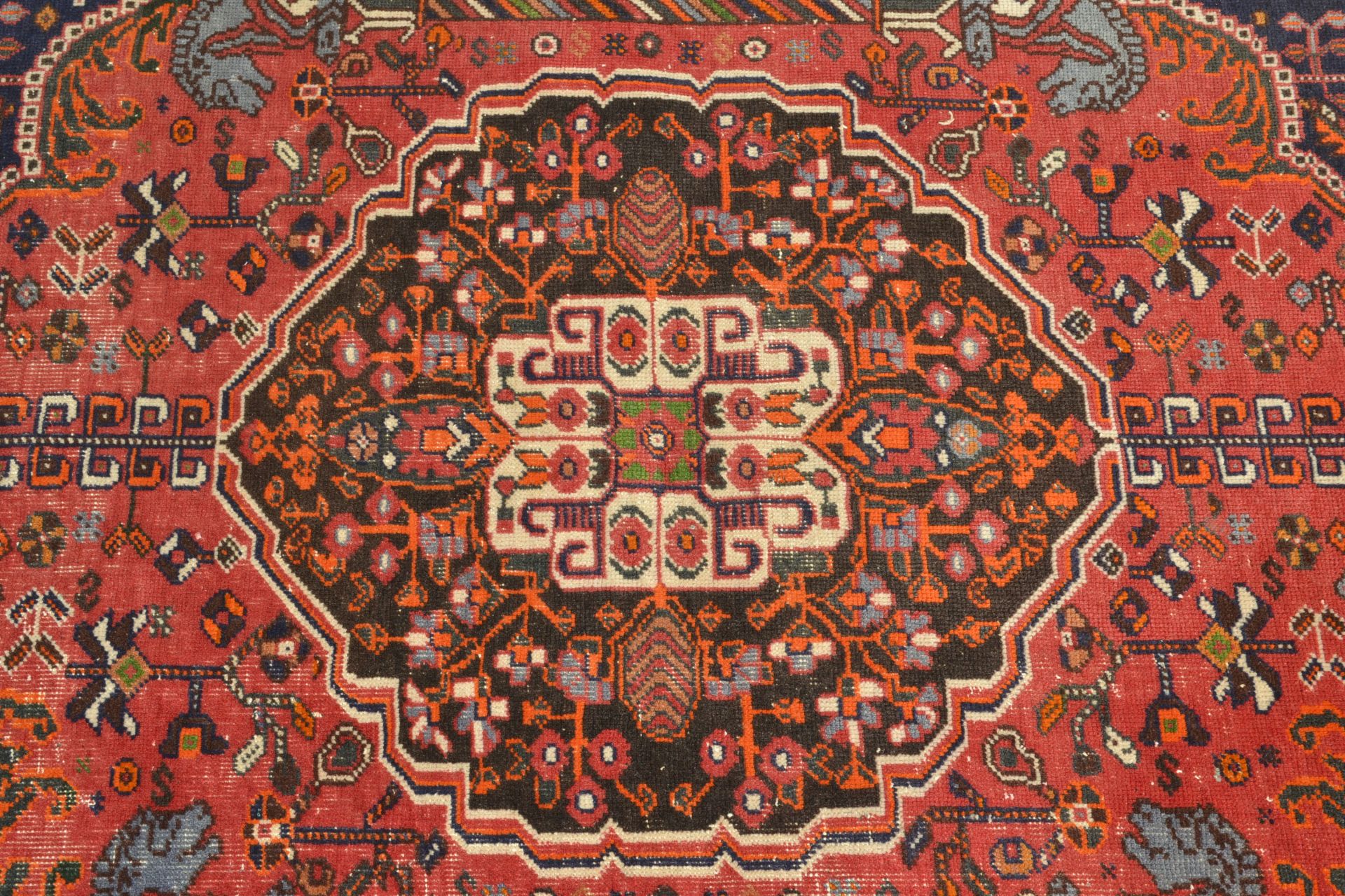 A vintage 20th Century Persian rug of central Iran - Bild 3 aus 5