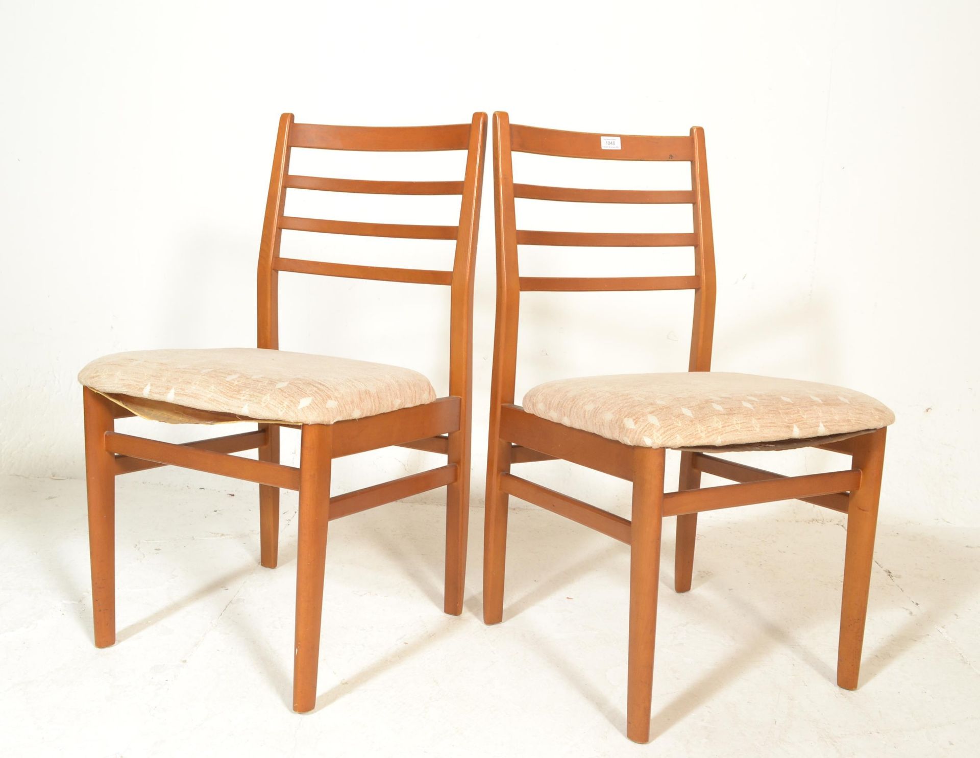 A set of four retro 20th Century teak wood rail back dining chairs, upholstered seat pads raised - Bild 3 aus 4