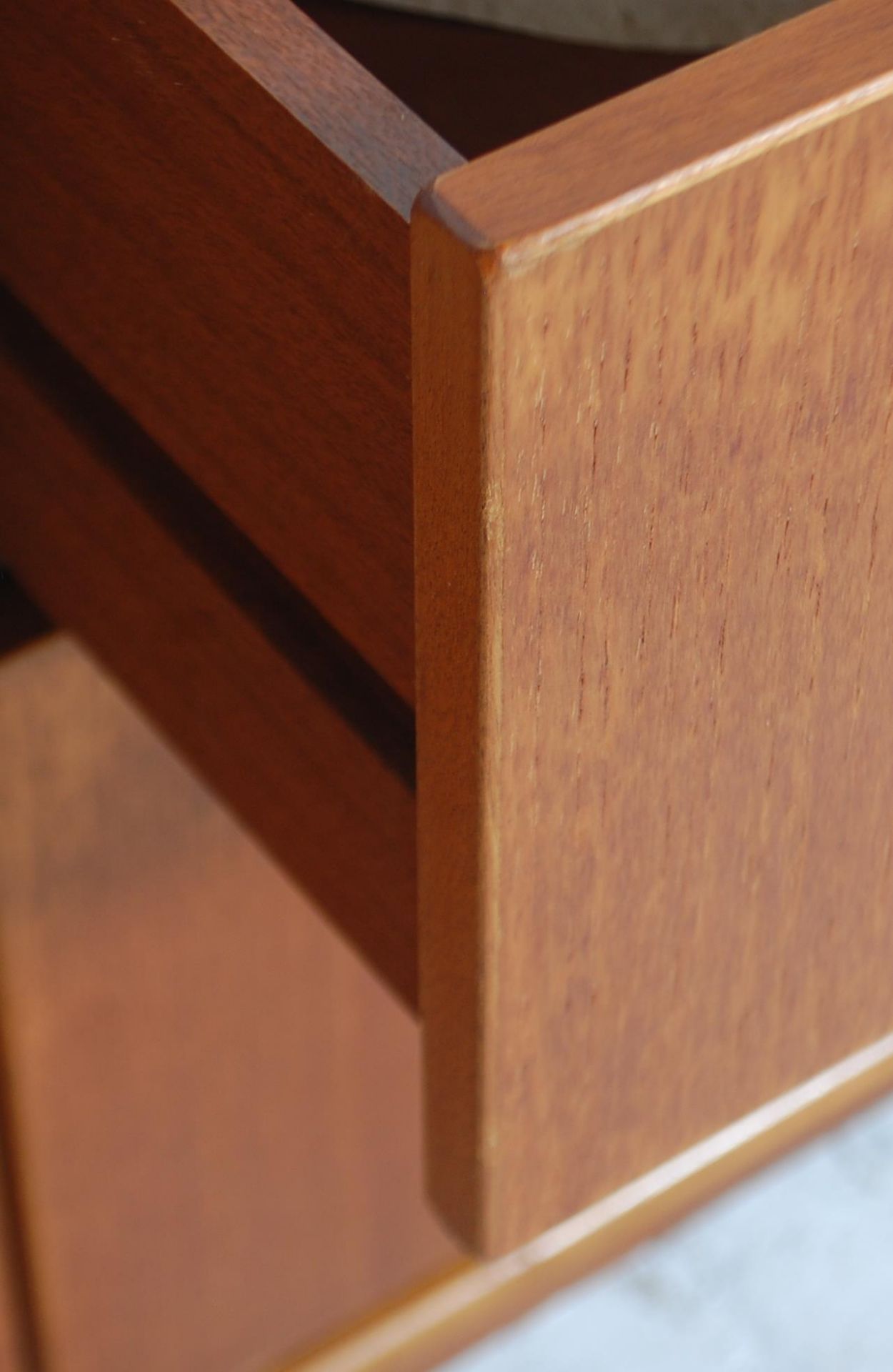 A retro 20th Century teak wood lowboard / sideboard having a configuration of two central drawers - Bild 5 aus 7