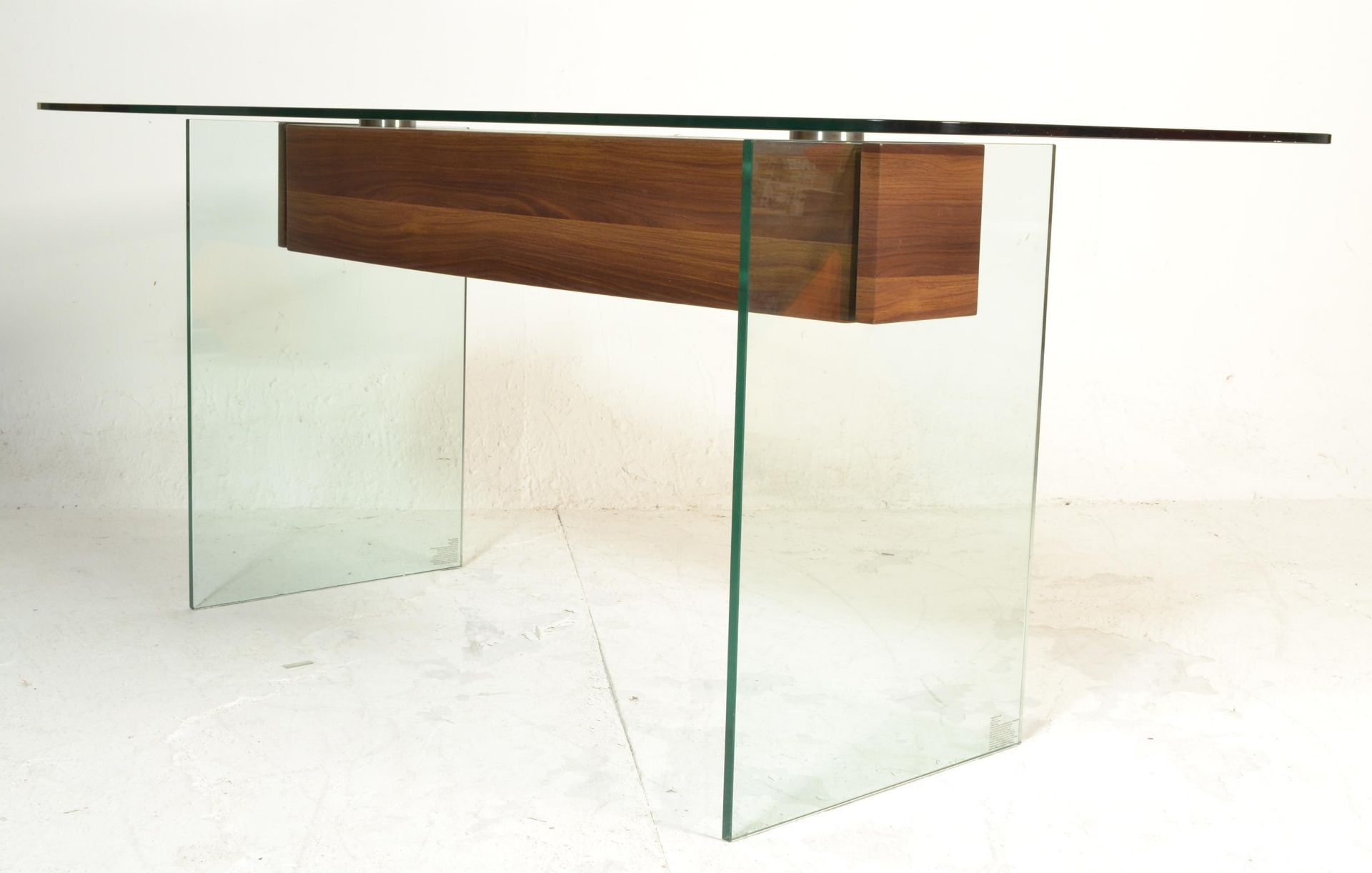 A contemporary large designer modernist glass dining table. Raised on glass panel uprights with - Bild 7 aus 13