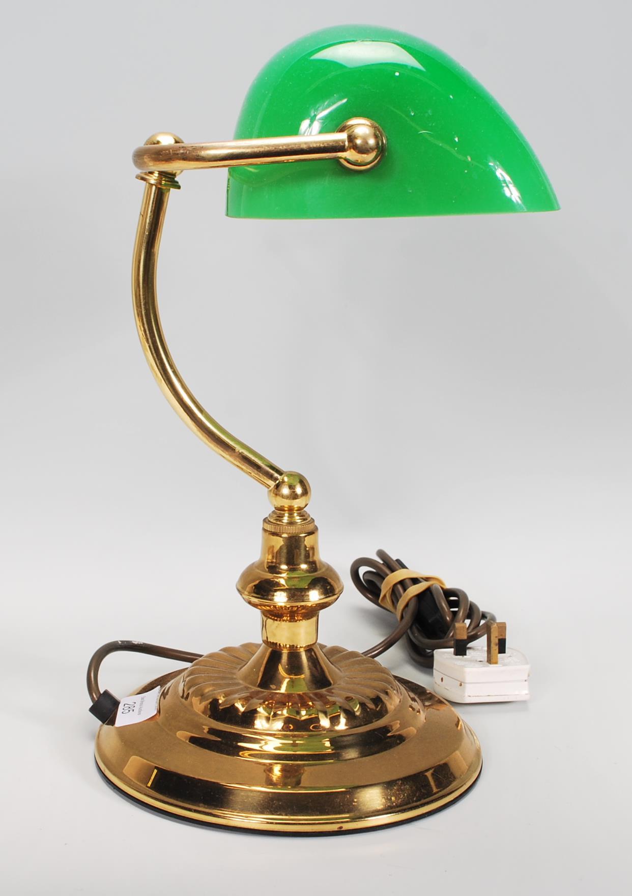 A vintage 20th Century bankers desk lamp having an adjustable green glass shade raised on a brass - Image 5 of 5