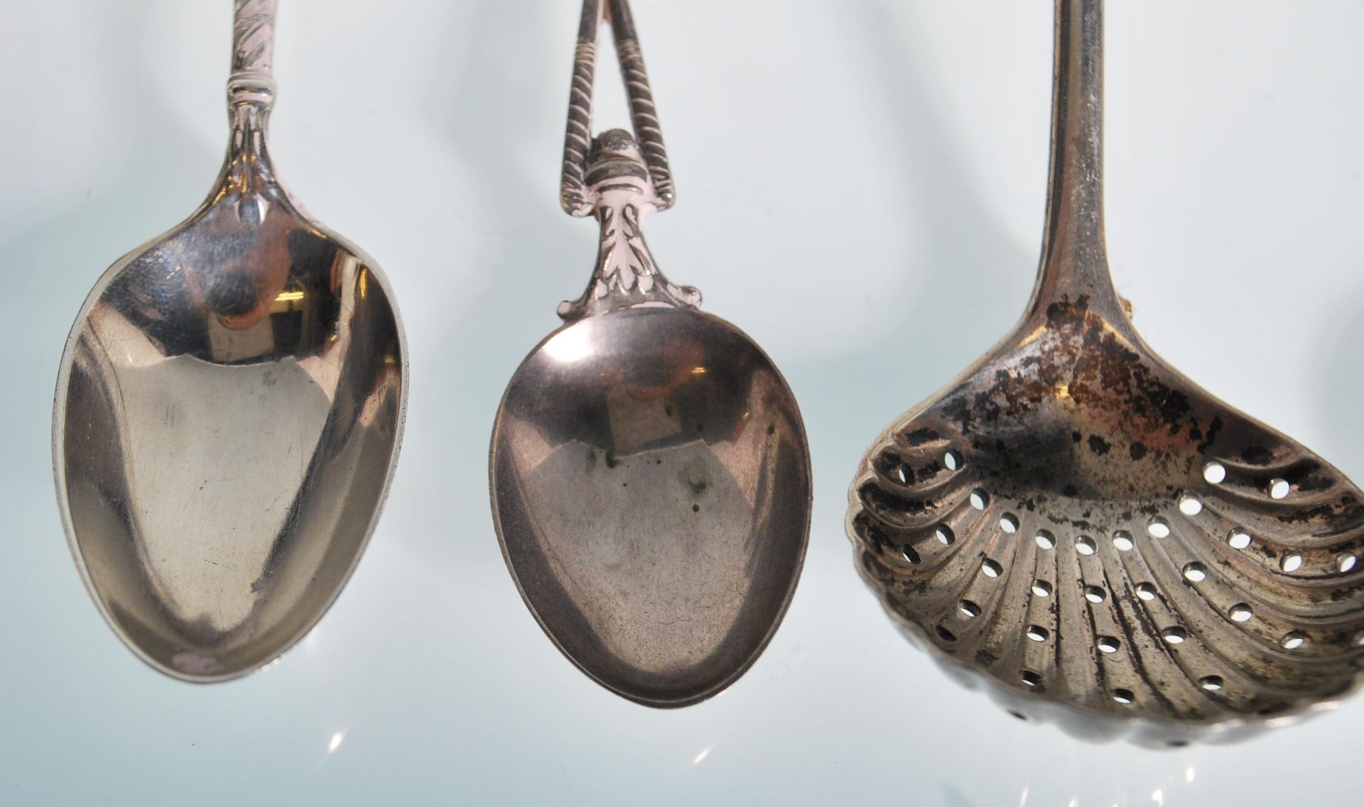 A selection of 20th Century silver spoons to include a a golfing related spoon with handle in the - Bild 3 aus 12