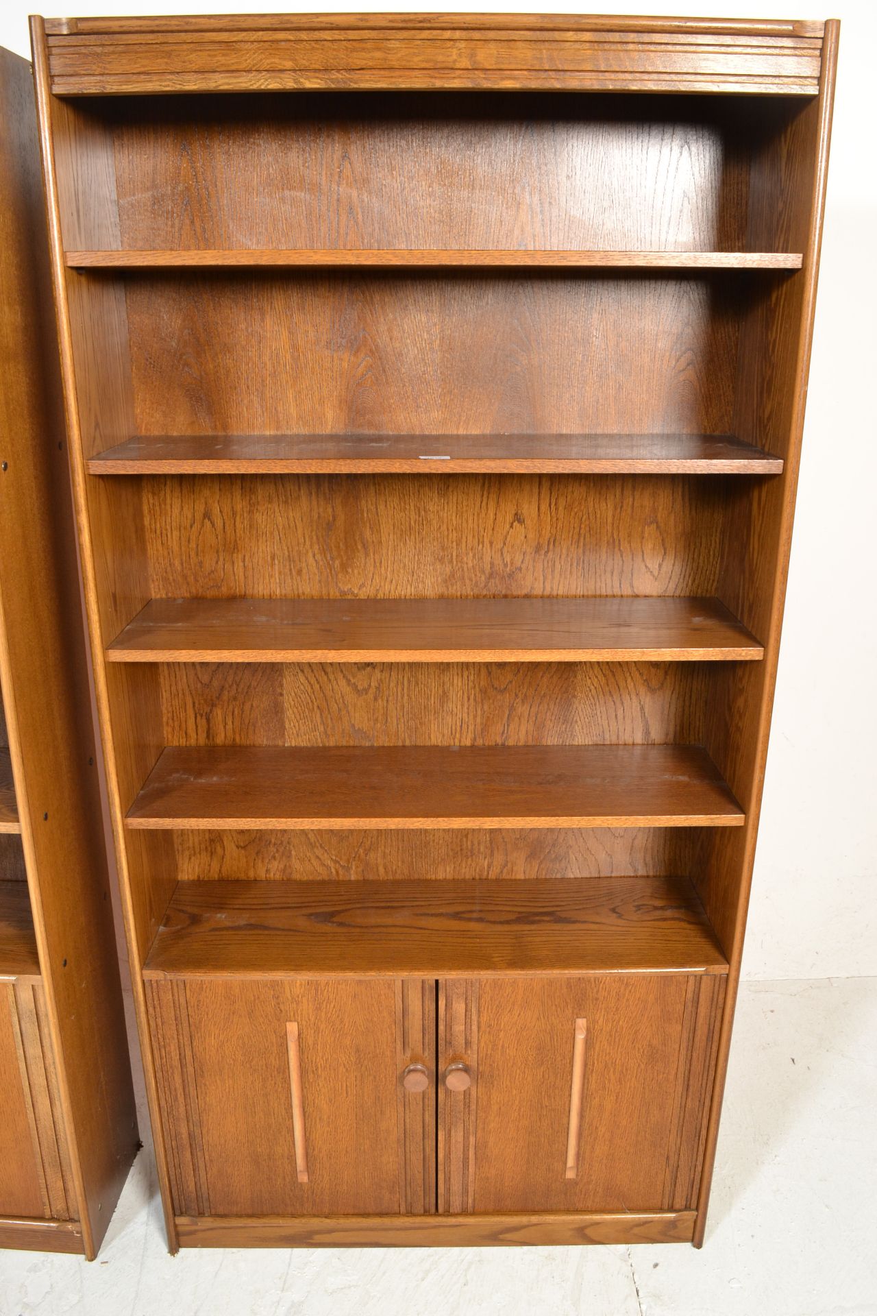 A pair of retro 1970's oak upright library bookcase cabinets. Rasied on plinth base with double door - Bild 5 aus 6