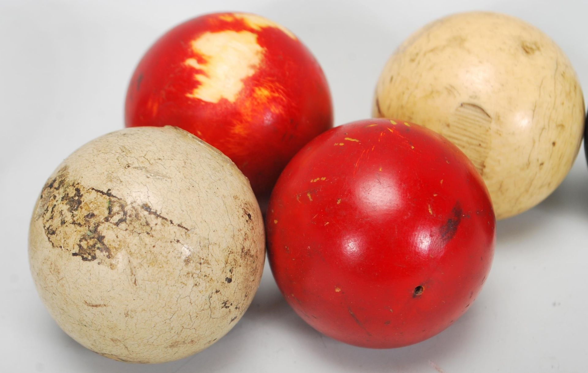 A group of five antique ivory snooker balls. Colours include one white ball, blue and black balls - Bild 3 aus 5