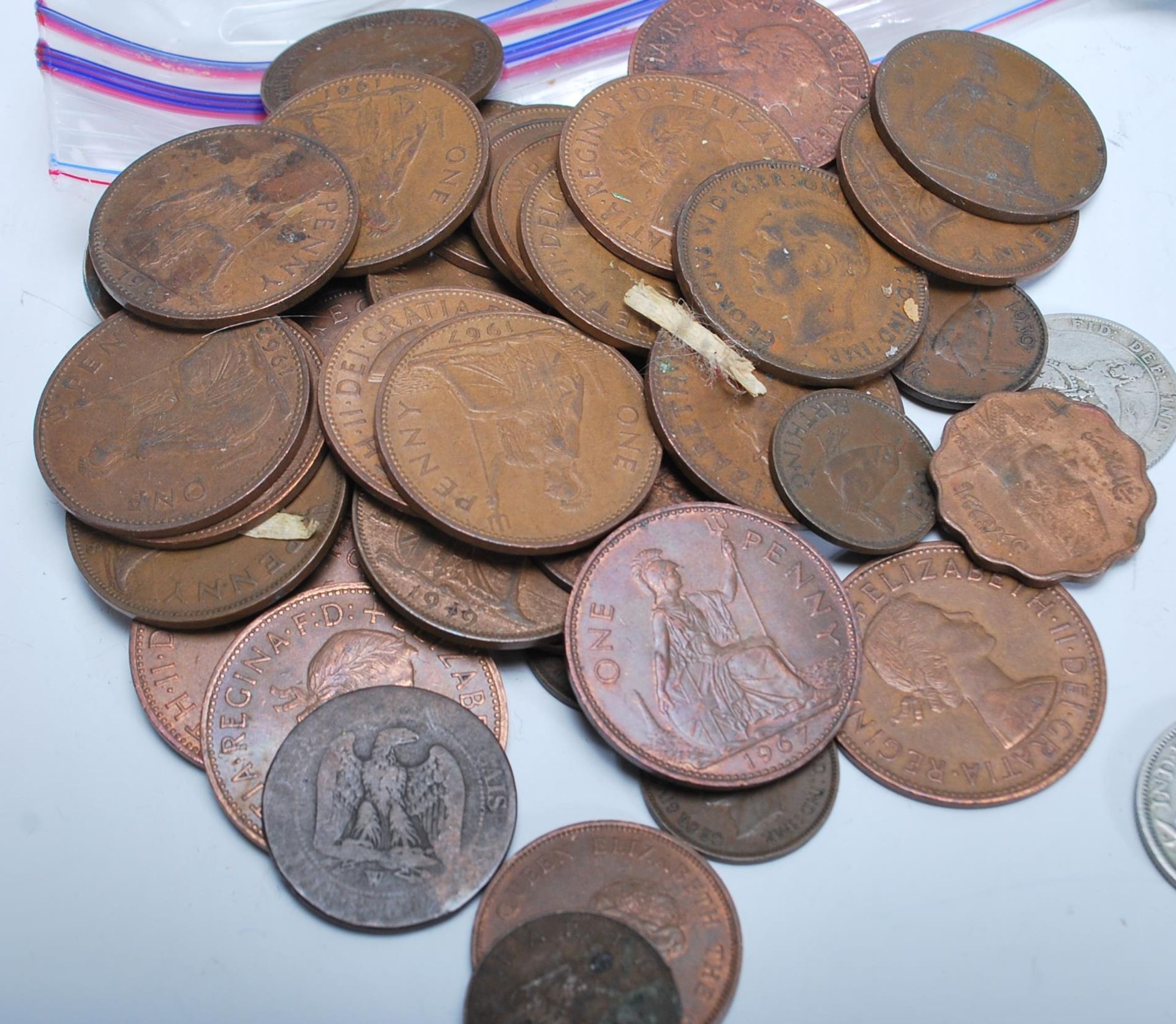 A collection of coins dating from the 19th Century to include pre 1920 silver shillings and florins, - Bild 3 aus 11