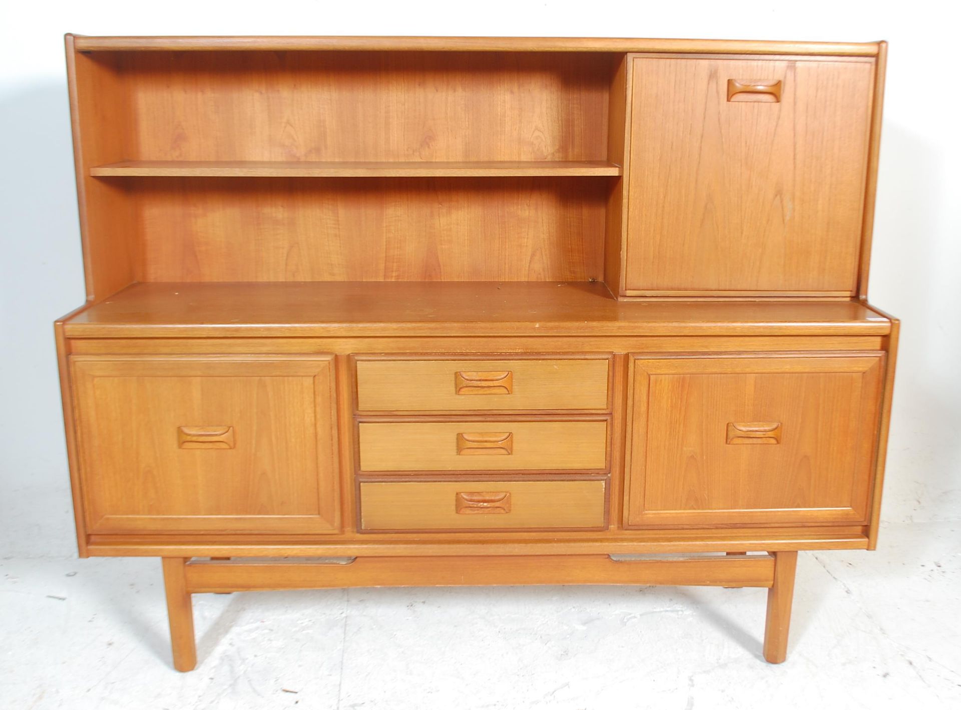 A 20th Century retro teak wood highboard sideboard credenza, having a configuration of three central - Bild 2 aus 5