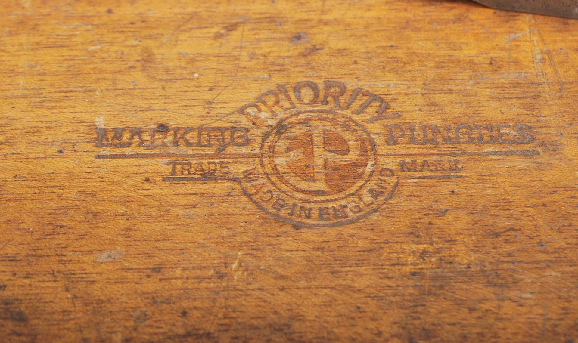 A vintage 20th Century oak cased Priority Marking Punches of metal construction. A-Z sadly missing - Bild 7 aus 7