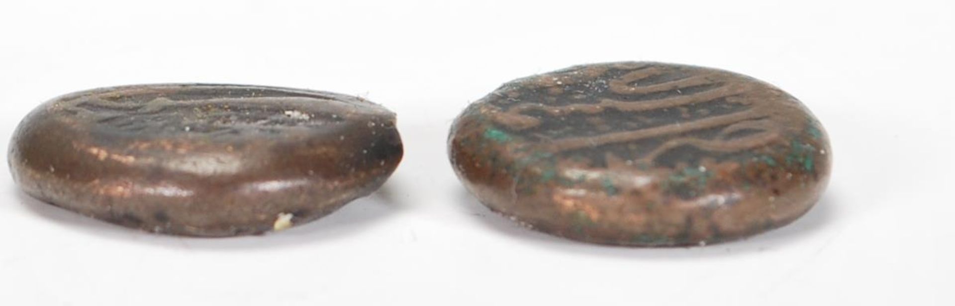 Two 18th century Indian Copper coins believed to be Princely State. Each with broad swords, one - Bild 3 aus 3