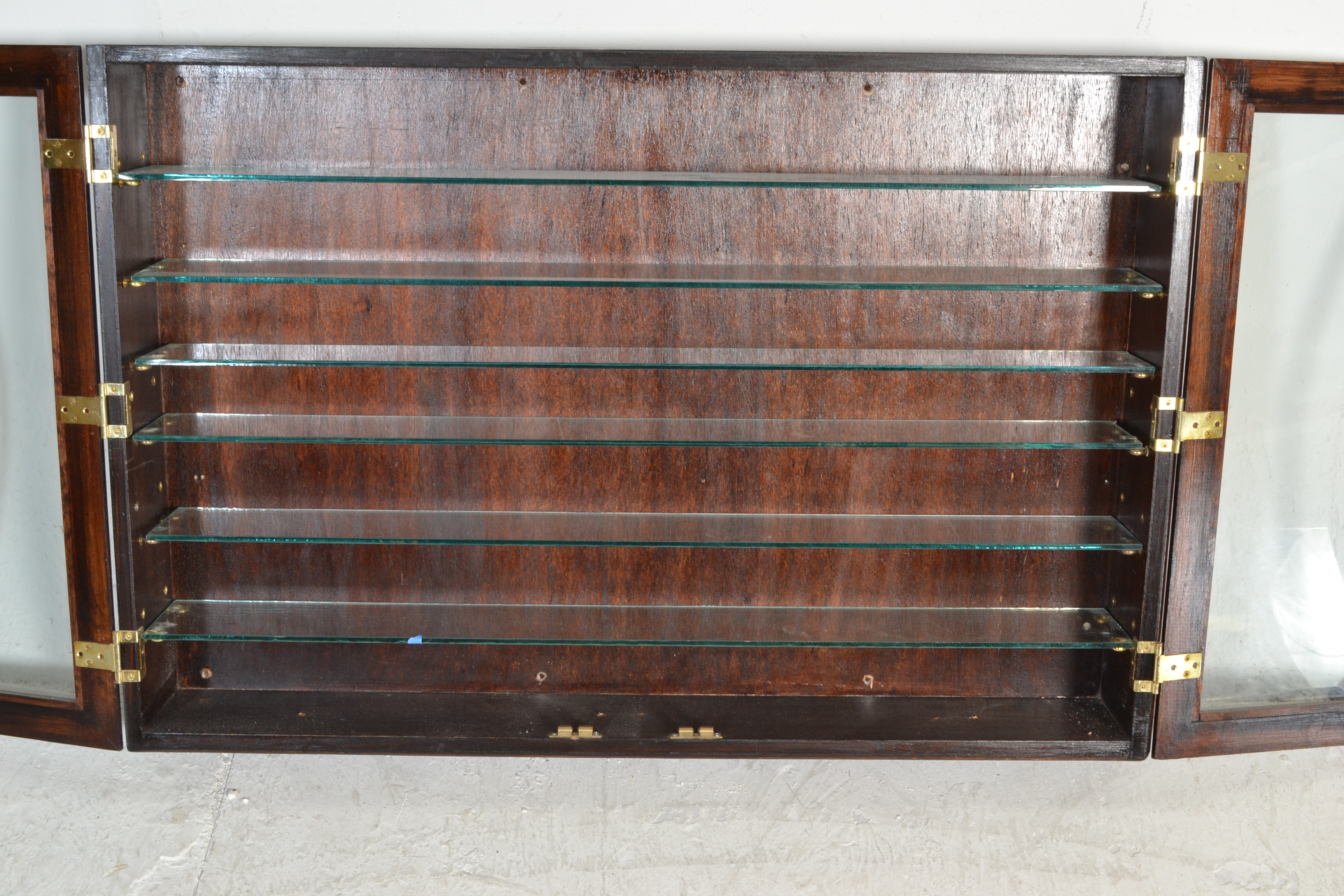 A 20th Century wall mounted mahogany display cabinet of rectangular form having twin glazed doors - Image 2 of 5