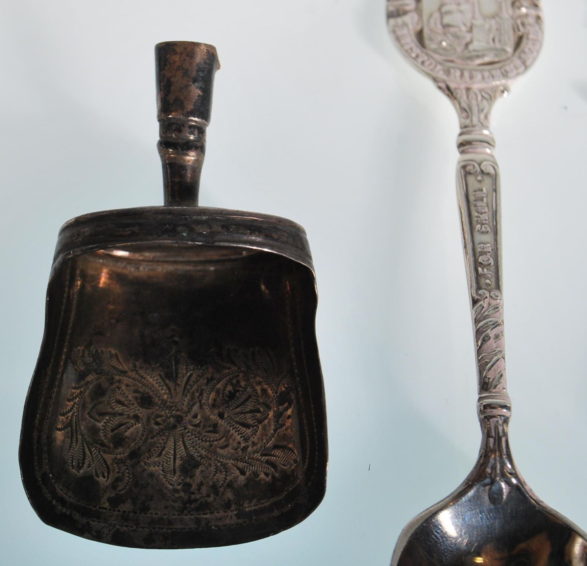 A selection of 20th Century silver spoons to include a a golfing related spoon with handle in the - Bild 4 aus 12