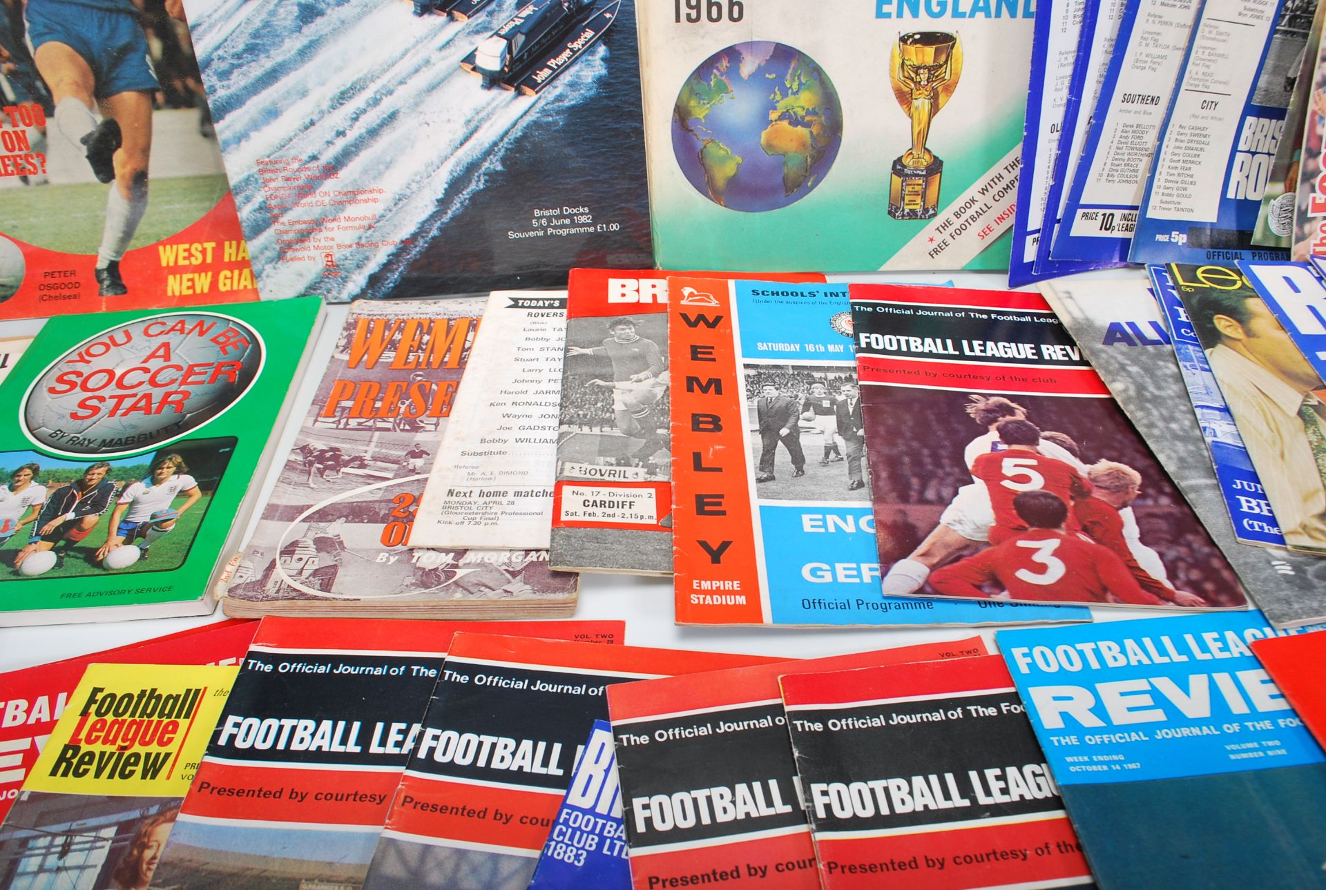 A collection of football related ephemera to include a The Crosse & Blackwell World Cup Action - Bild 7 aus 10