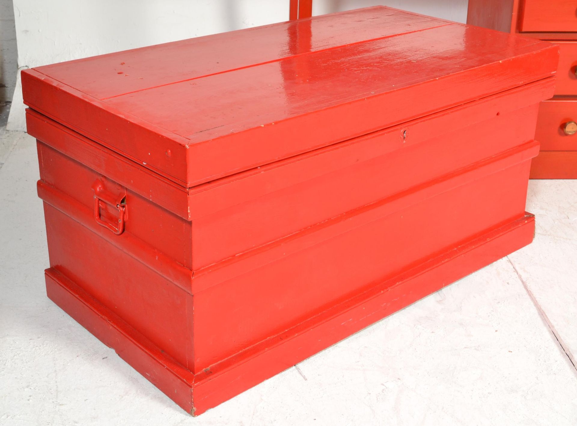 A Victorian 19th century blanket box chest with hinged top together with a red upright pedestal - Bild 2 aus 9