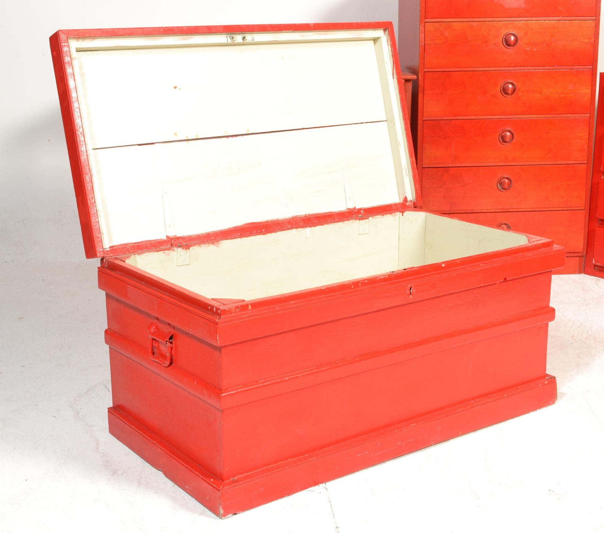 A Victorian 19th century blanket box chest with hinged top together with a red upright pedestal - Bild 3 aus 9