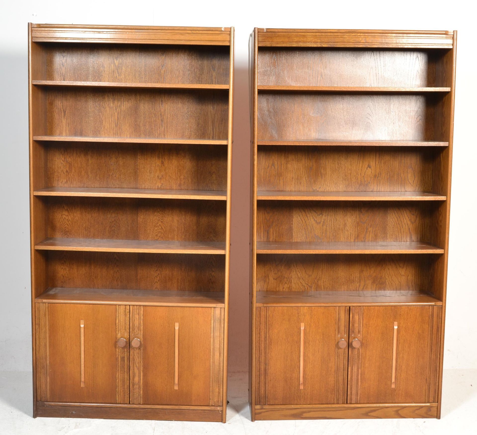 A pair of retro 1970's oak upright library bookcase cabinets. Rasied on plinth base with double door - Bild 3 aus 6