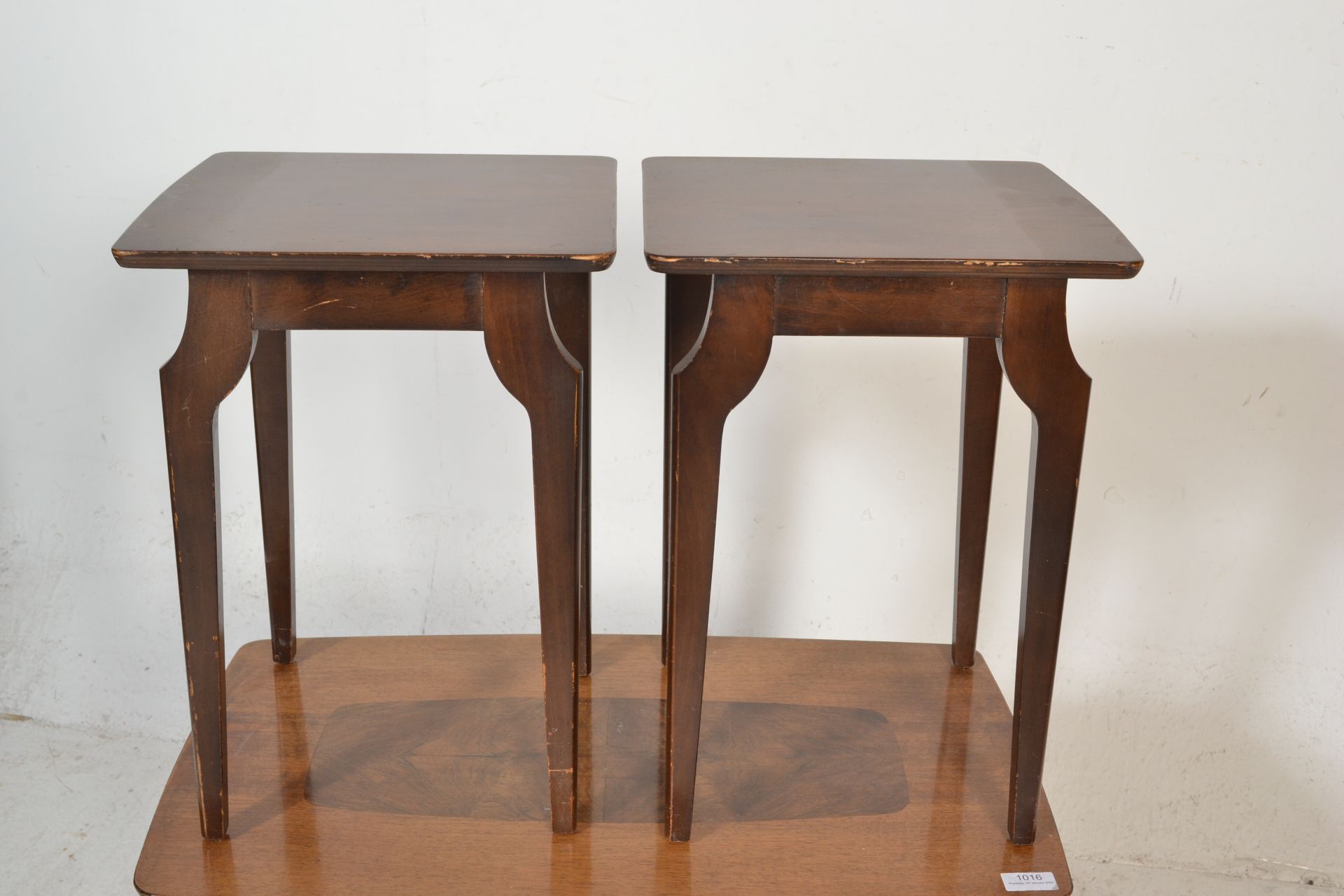 A mid century, circa 1950's teak wood and walnut inlaid graduating nest of tables. Raised on - Bild 5 aus 5