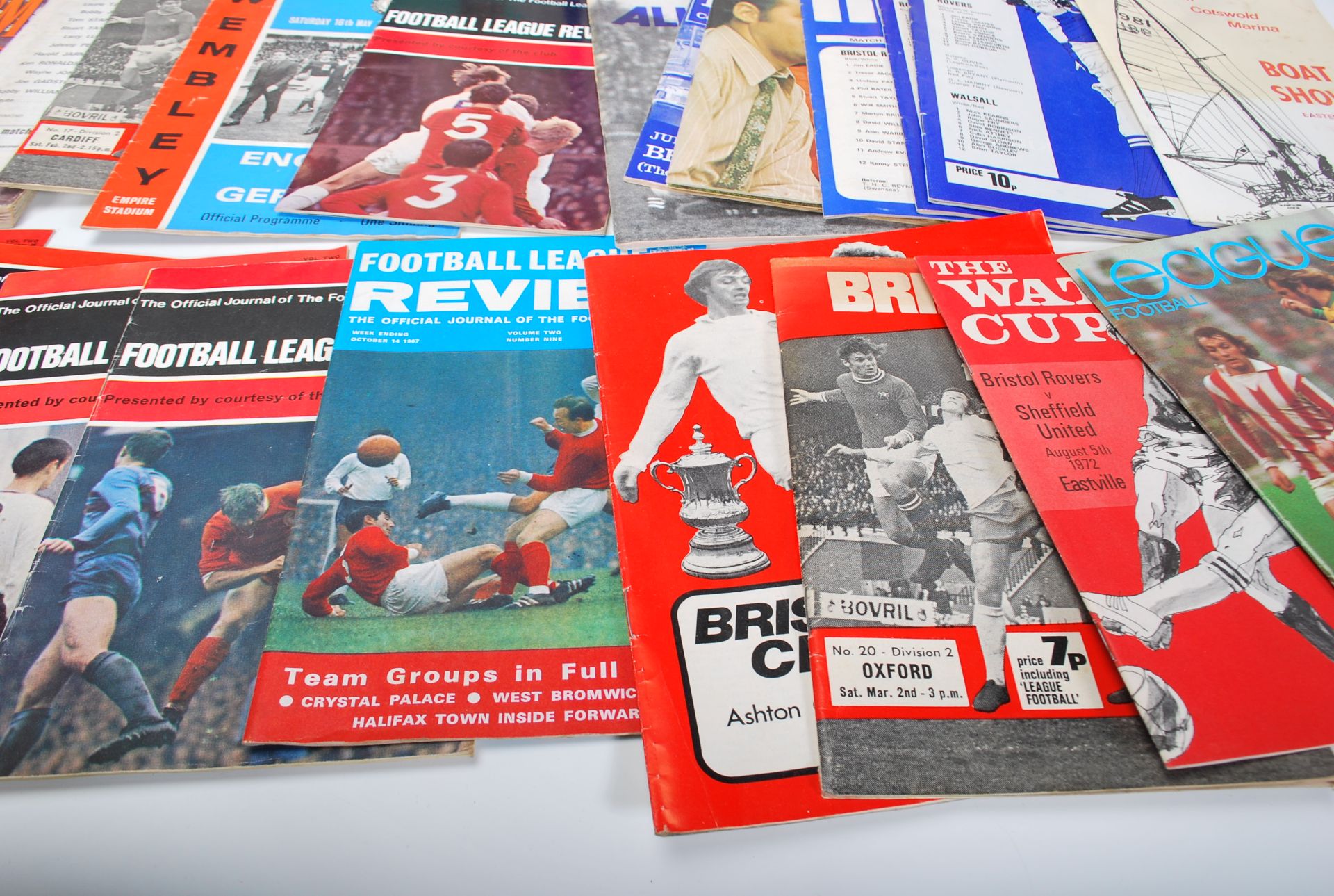 A collection of football related ephemera to include a The Crosse & Blackwell World Cup Action - Bild 8 aus 10