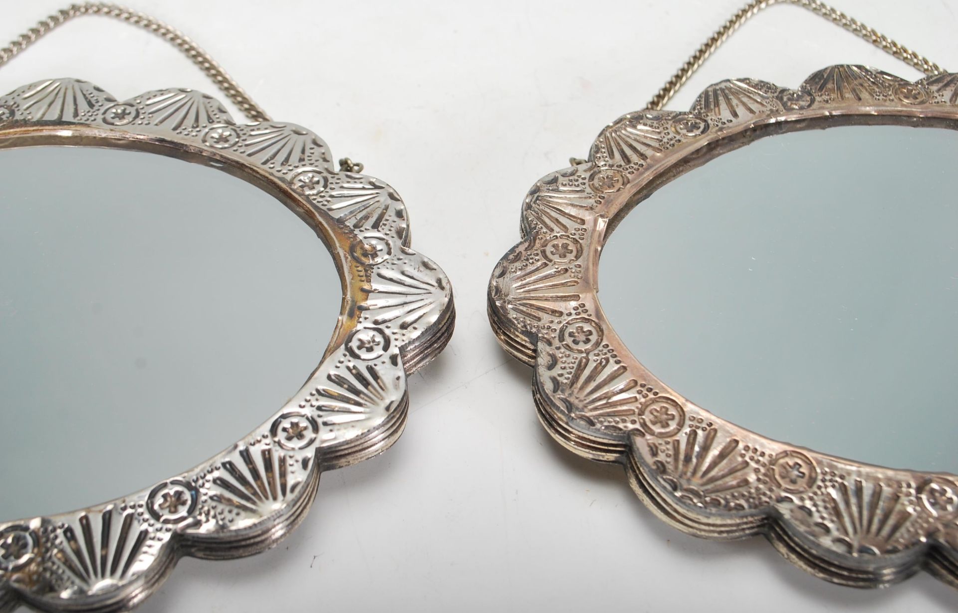 A pair of 20th Century 900 silver small wall hanging / dressing table mirrors of oval form, silver - Bild 3 aus 6