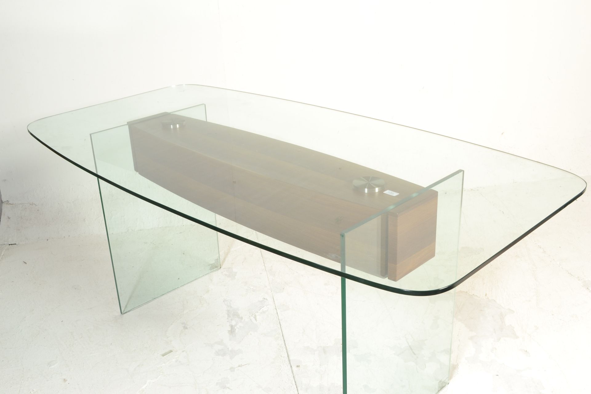 A contemporary large designer modernist glass dining table. Raised on glass panel uprights with - Bild 8 aus 13