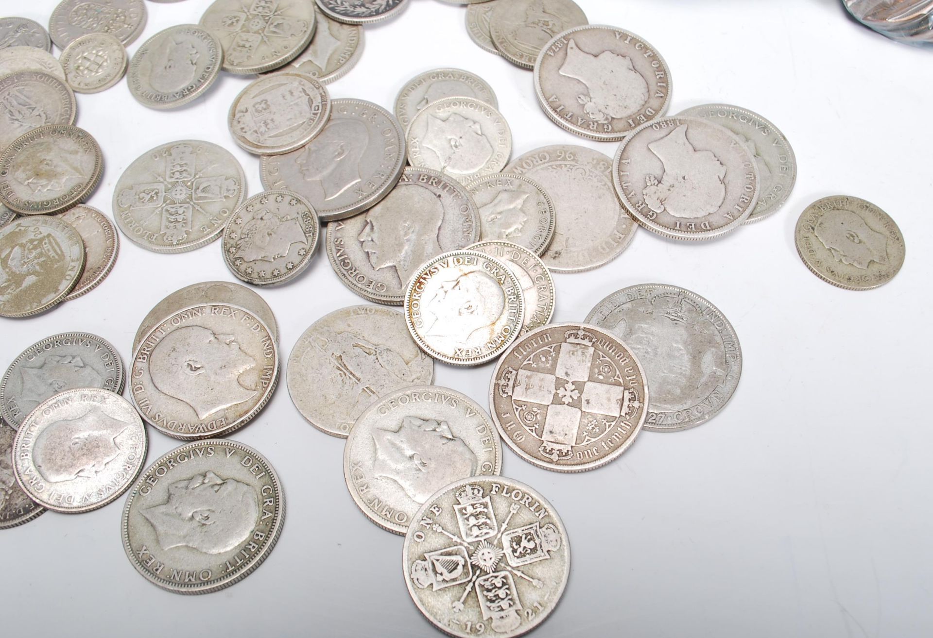 A collection of coins dating from the 19th Century to include pre 1920 silver shillings and florins, - Bild 8 aus 11