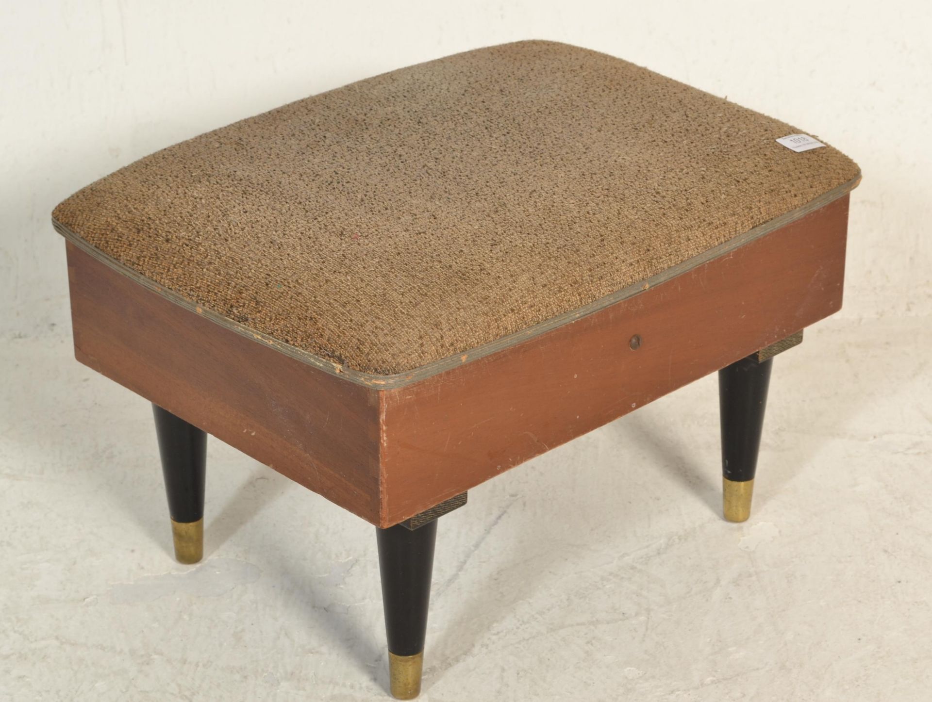 A retro mid century, circa 1950's teak wood and upholstered foot stool sewing box. The upholstered - Bild 3 aus 4