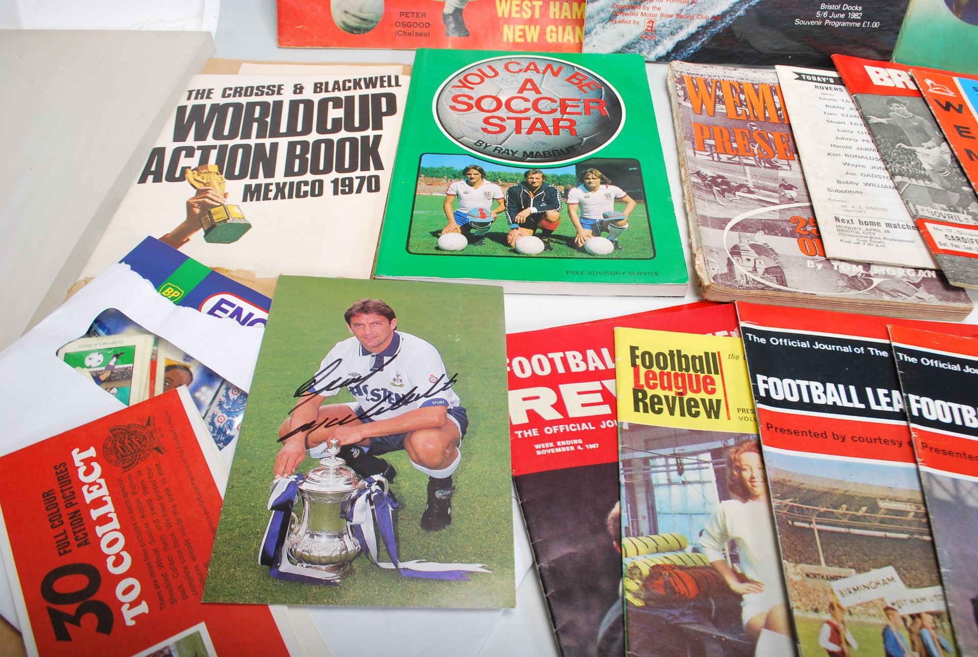 A collection of football related ephemera to include a The Crosse & Blackwell World Cup Action - Bild 5 aus 10