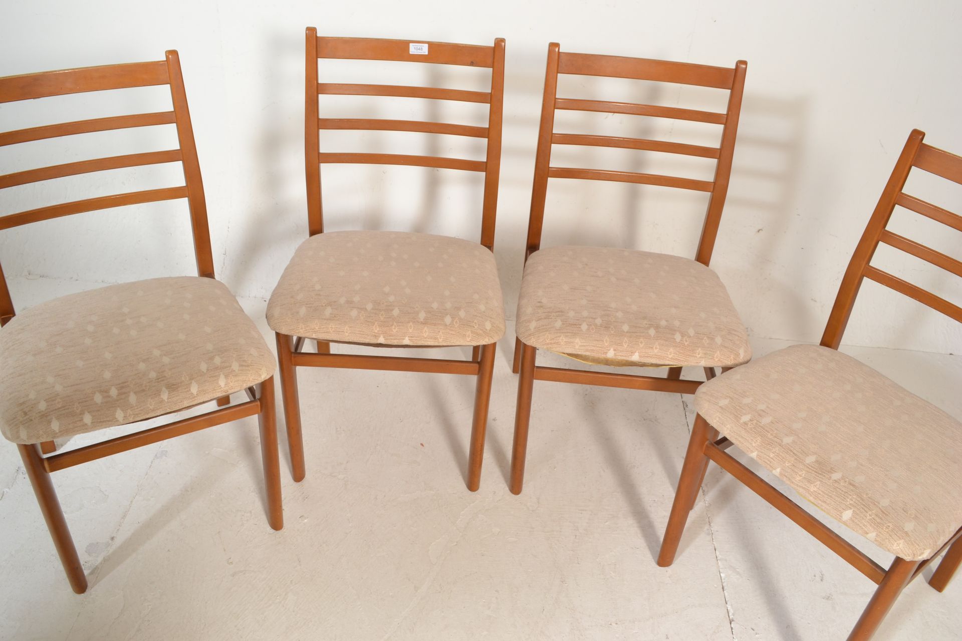 A set of four retro 20th Century teak wood rail back dining chairs, upholstered seat pads raised - Bild 2 aus 4