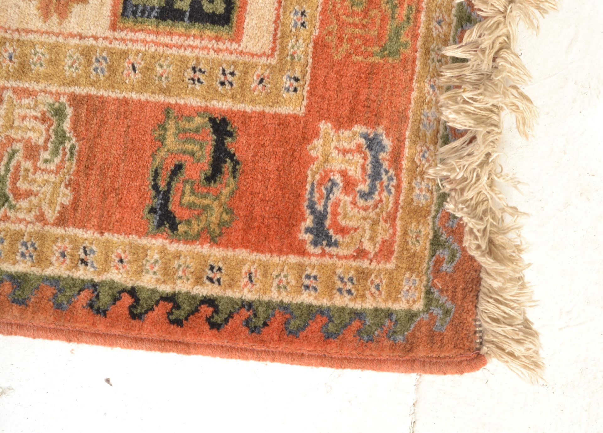 A 20th Century Persian Islamic floor Kabir carpet rug having a beige ground with a red border having - Bild 3 aus 5
