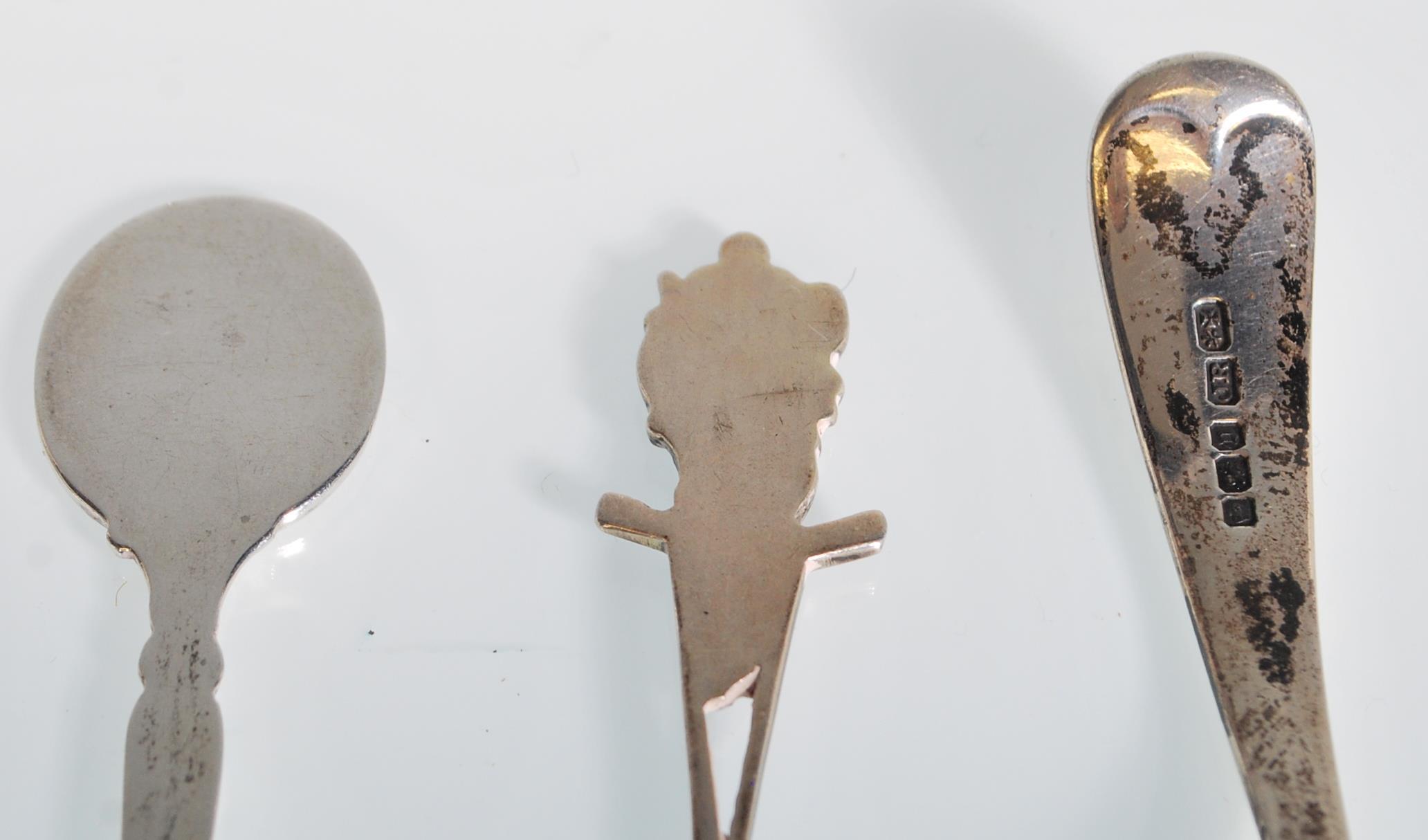 A selection of 20th Century silver spoons to include a a golfing related spoon with handle in the - Image 10 of 12