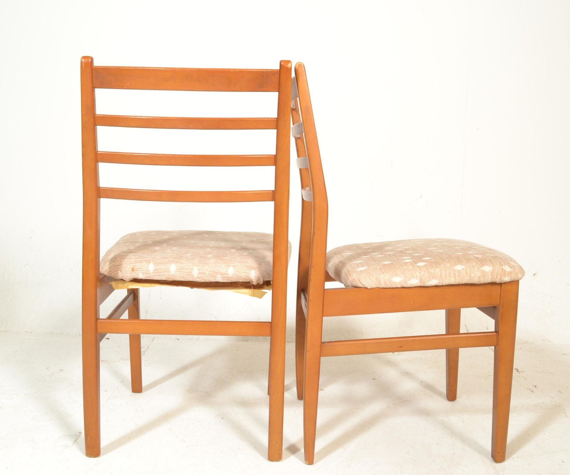 A set of four retro 20th Century teak wood rail back dining chairs, upholstered seat pads raised - Bild 4 aus 4