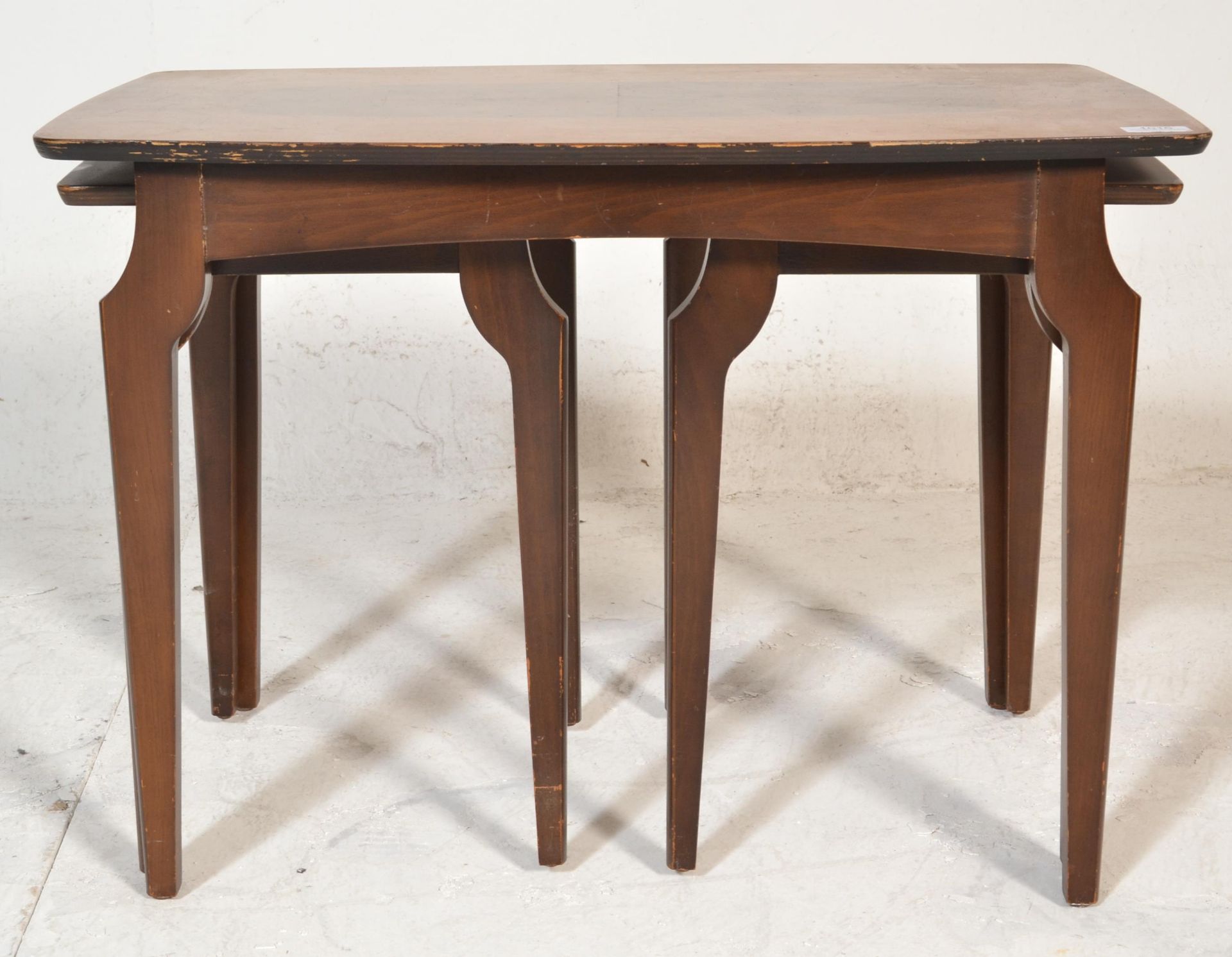 A mid century, circa 1950's teak wood and walnut inlaid graduating nest of tables. Raised on - Bild 2 aus 5