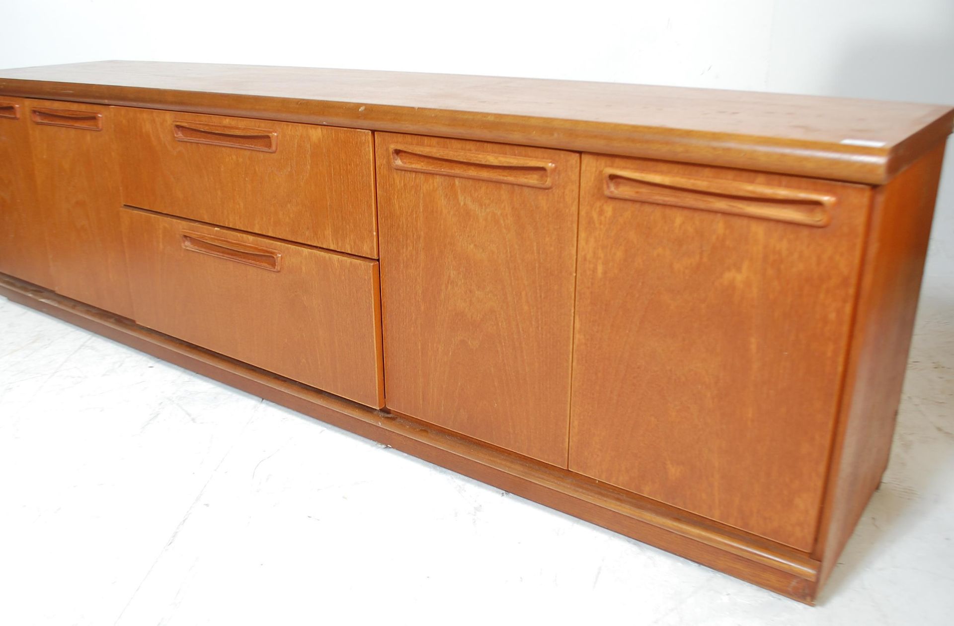 A retro 20th Century teak wood lowboard / sideboard having a configuration of two central drawers - Bild 7 aus 7