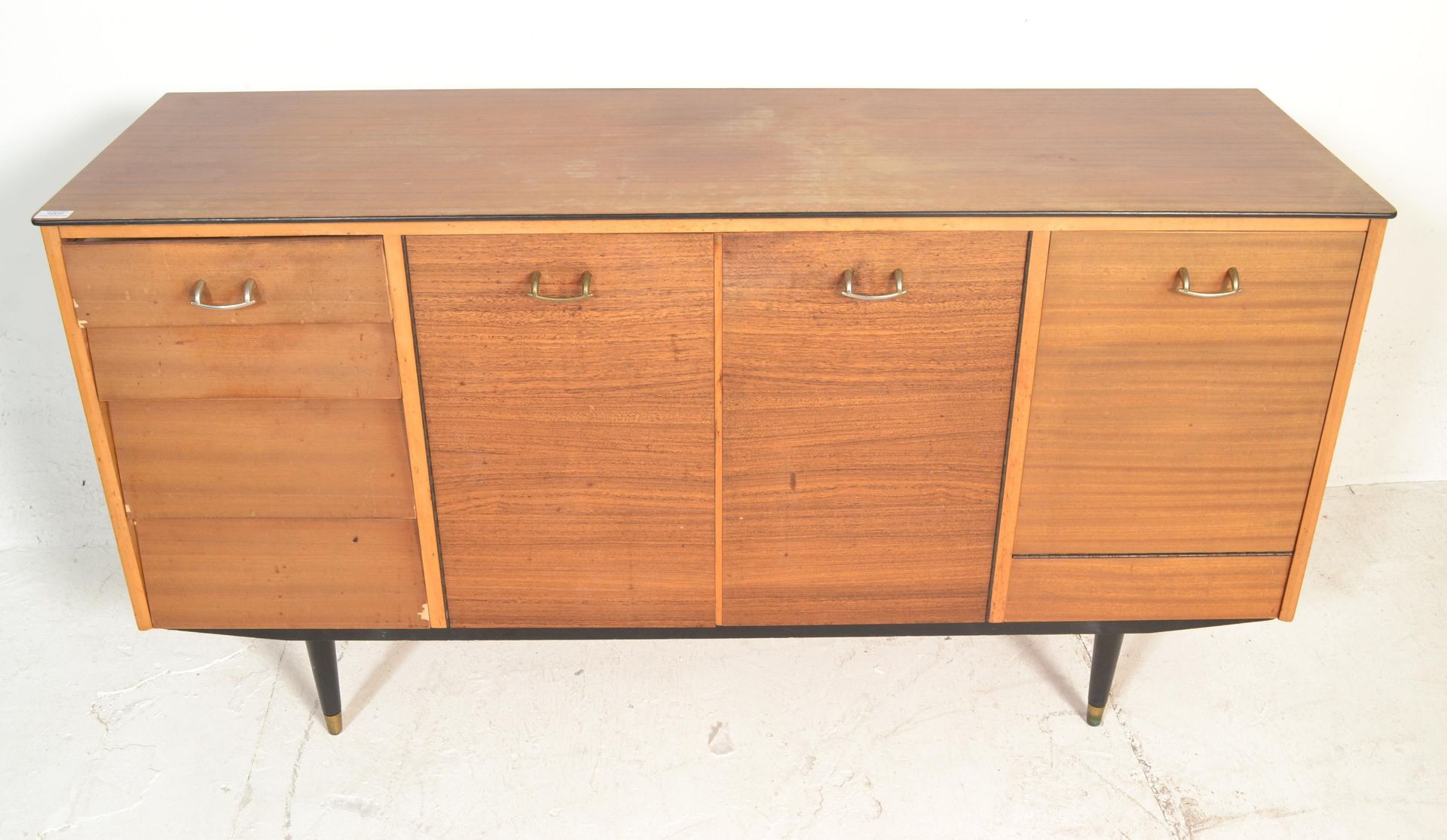 A retro mid century teak wood sideboard credenza being raised on turned legs with a wide body - Bild 5 aus 8