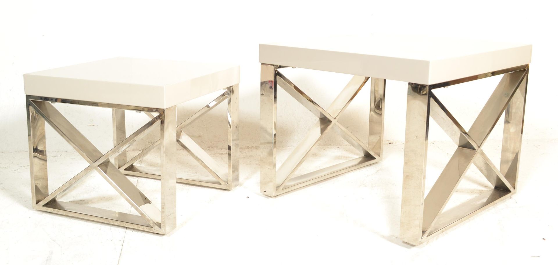 A set of 3 designer modernist composite and chrome side and coffee occasional tables in the manner - Bild 6 aus 7