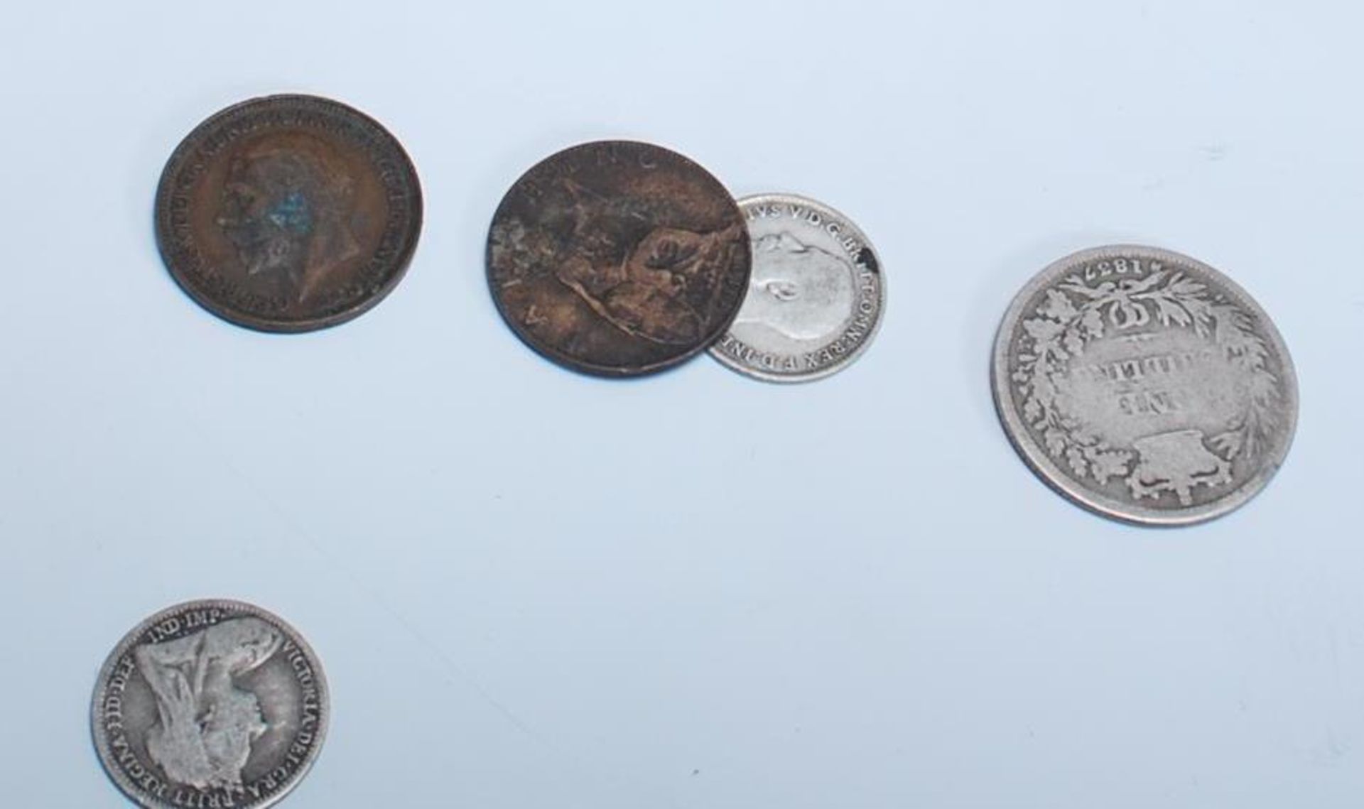 A collection of 19th century and 20th century coins to include English and continental, pennies etc - Bild 7 aus 7
