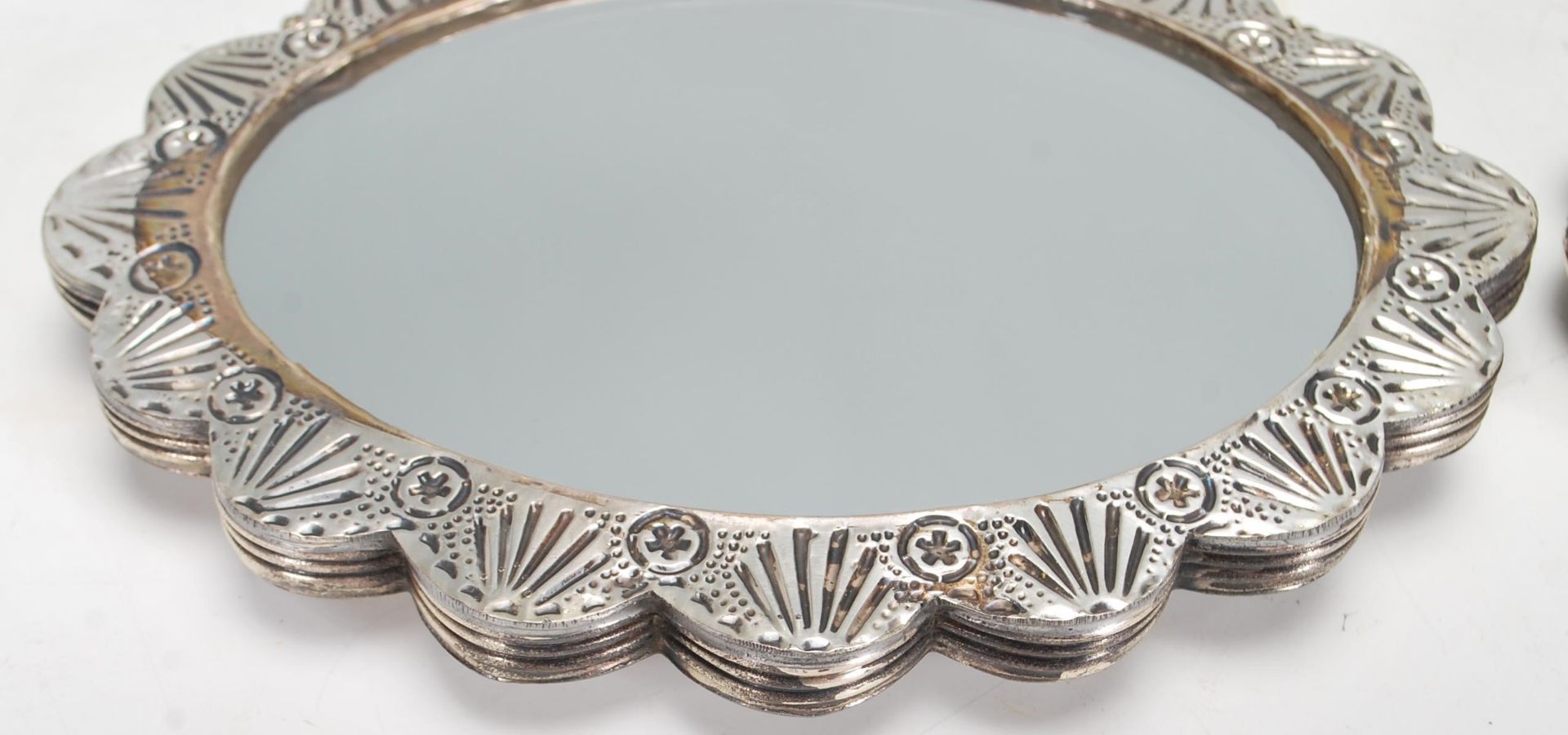 A pair of 20th Century 900 silver small wall hanging / dressing table mirrors of oval form, silver - Bild 2 aus 6