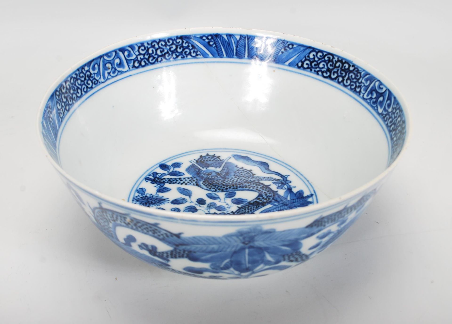 A 19th Century Chinese centrepiece bowl hand painted blue and white decoration having hand painted - Bild 5 aus 7