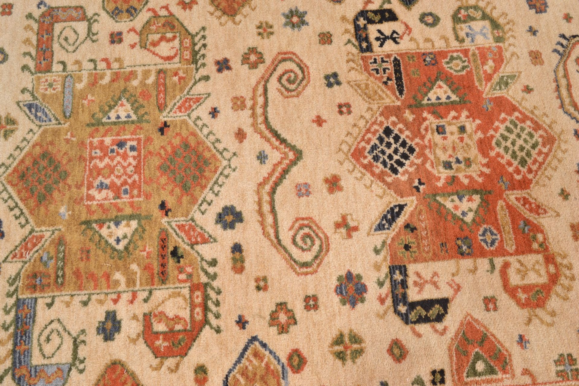 A 20th Century Persian Islamic floor Kabir carpet rug having a beige ground with a red border having - Bild 2 aus 5