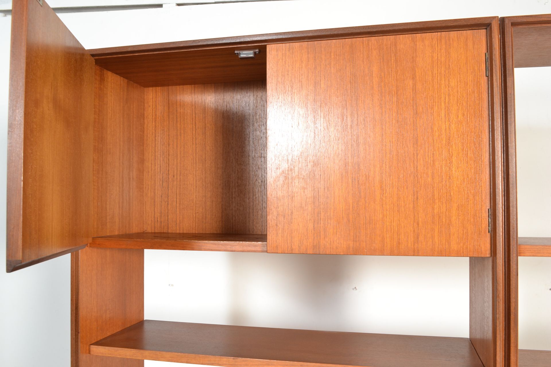 A vintage retro G Plan teak wood red label low side board having sliding inset doors, having two - Bild 10 aus 10