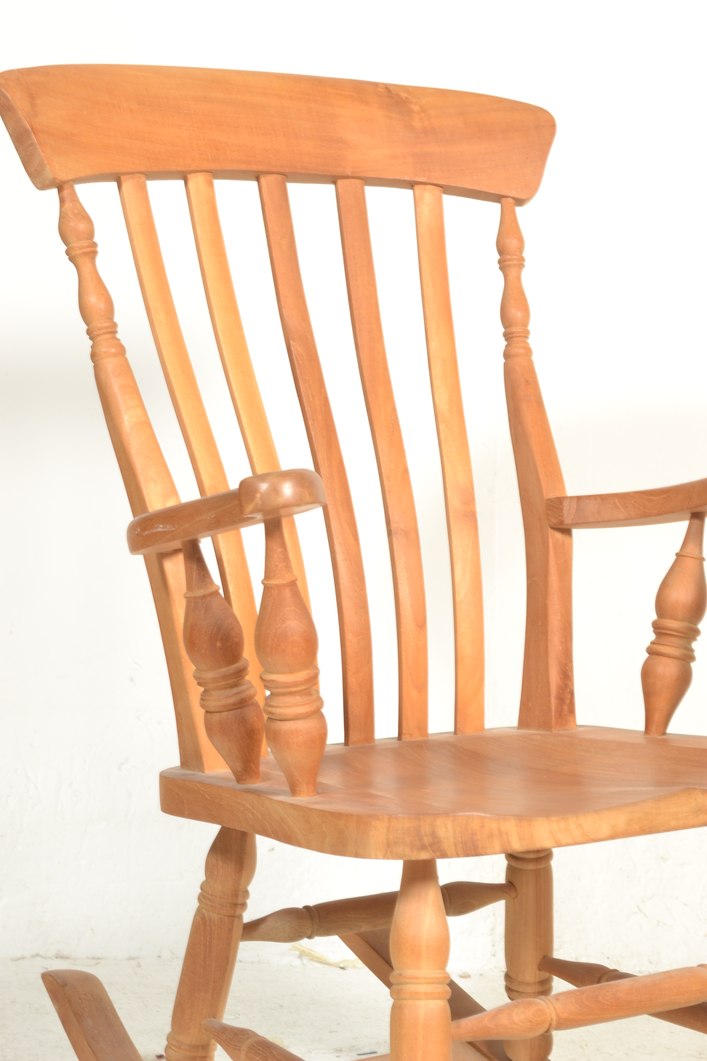 A good quality Windsor rocking chair / armchair. Of beech wood construction having turned legs on - Image 2 of 5