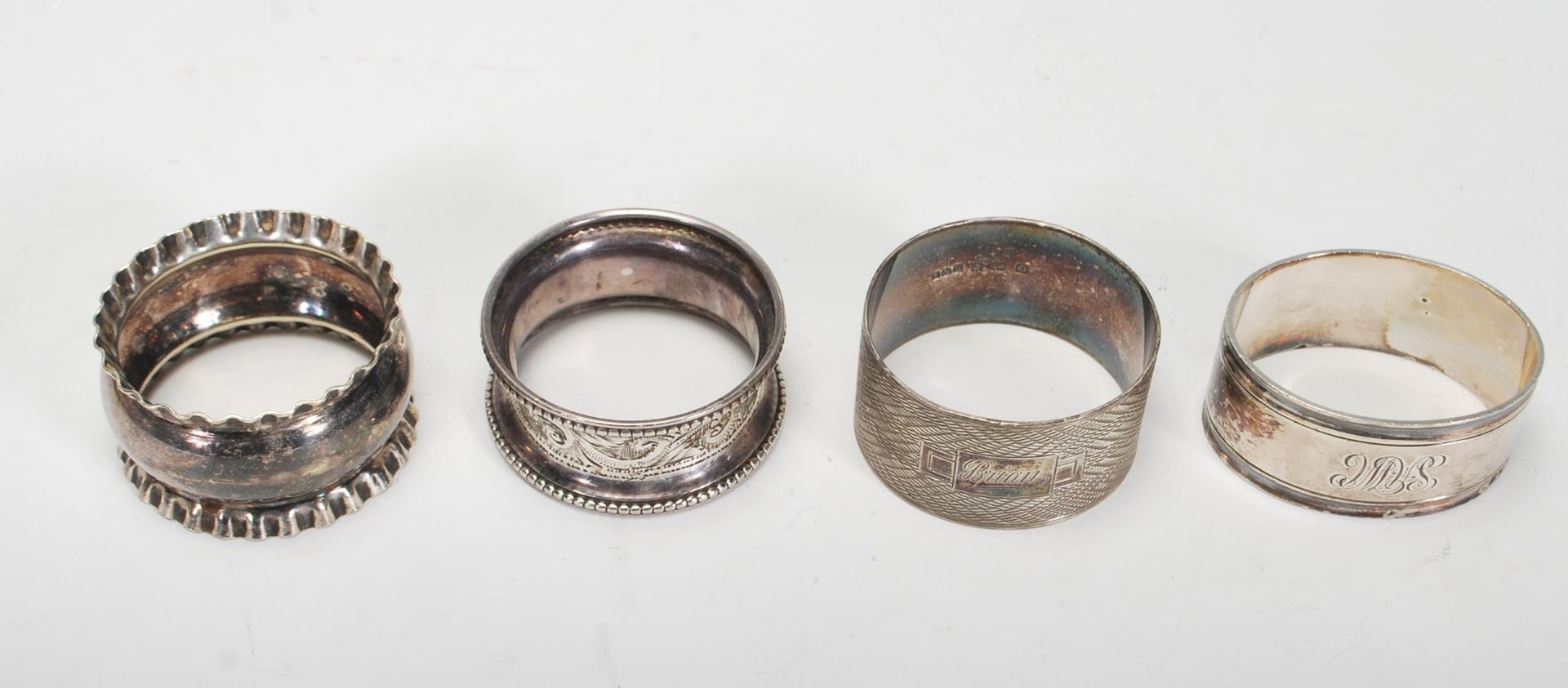 A harlequin set of four silver napkin rings to include an engine turned ring engraved Brian ( - Bild 6 aus 9