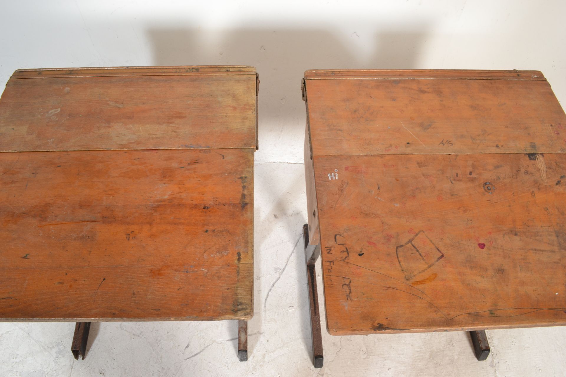 A pair of vintage mid 20th Century school desks, plank top with lift up flap to rear with storage - Bild 3 aus 4