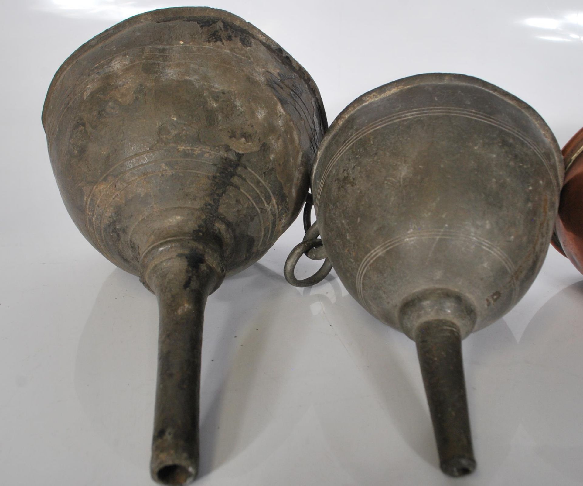 Two 19th Century Georgian wine funnels. One being pewter and the other lead with both having similar - Bild 2 aus 3