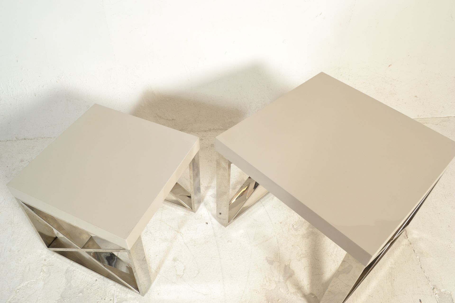 A set of 3 designer modernist composite and chrome side and coffee occasional tables in the manner - Bild 7 aus 7