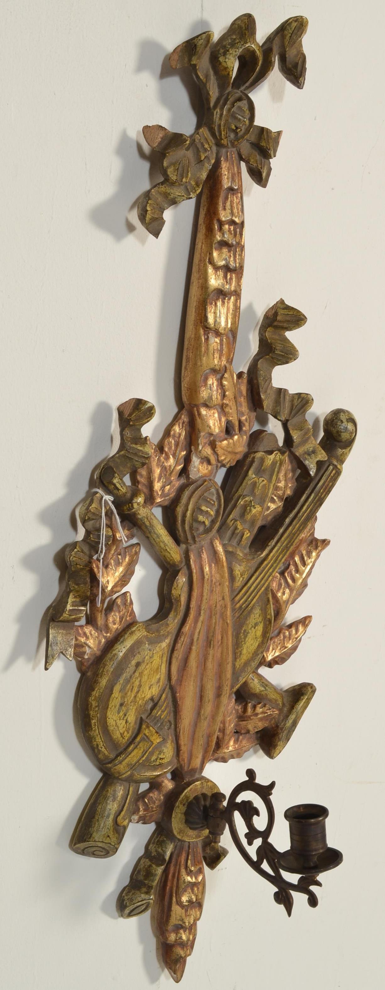 A vintage 20th Century antique style gilt wood wall sconce having carved musical instruments - Image 4 of 4