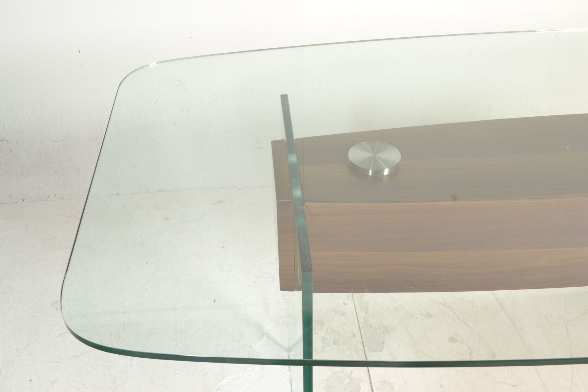 A contemporary large designer modernist glass dining table. Raised on glass panel uprights with - Bild 6 aus 13