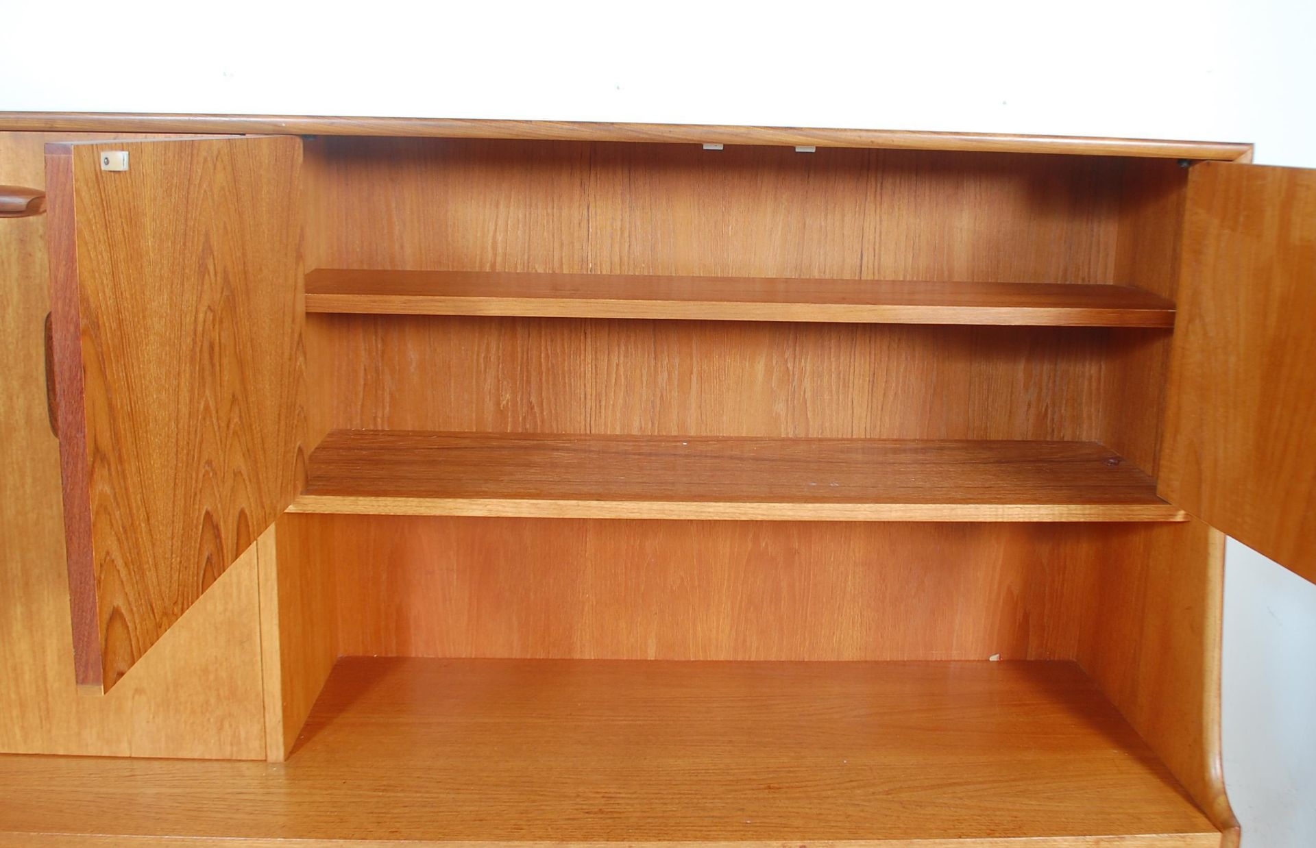 Brasilia - A retro 20th Century teak wood G-Plan highboard sideboard credenza, being raised on - Bild 5 aus 6