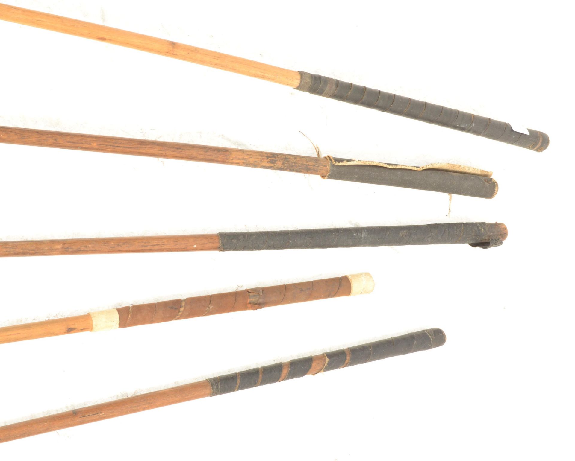 A group of early 20th Century golf clubs having wooden shafts with cast metal heads to include irons - Bild 3 aus 5