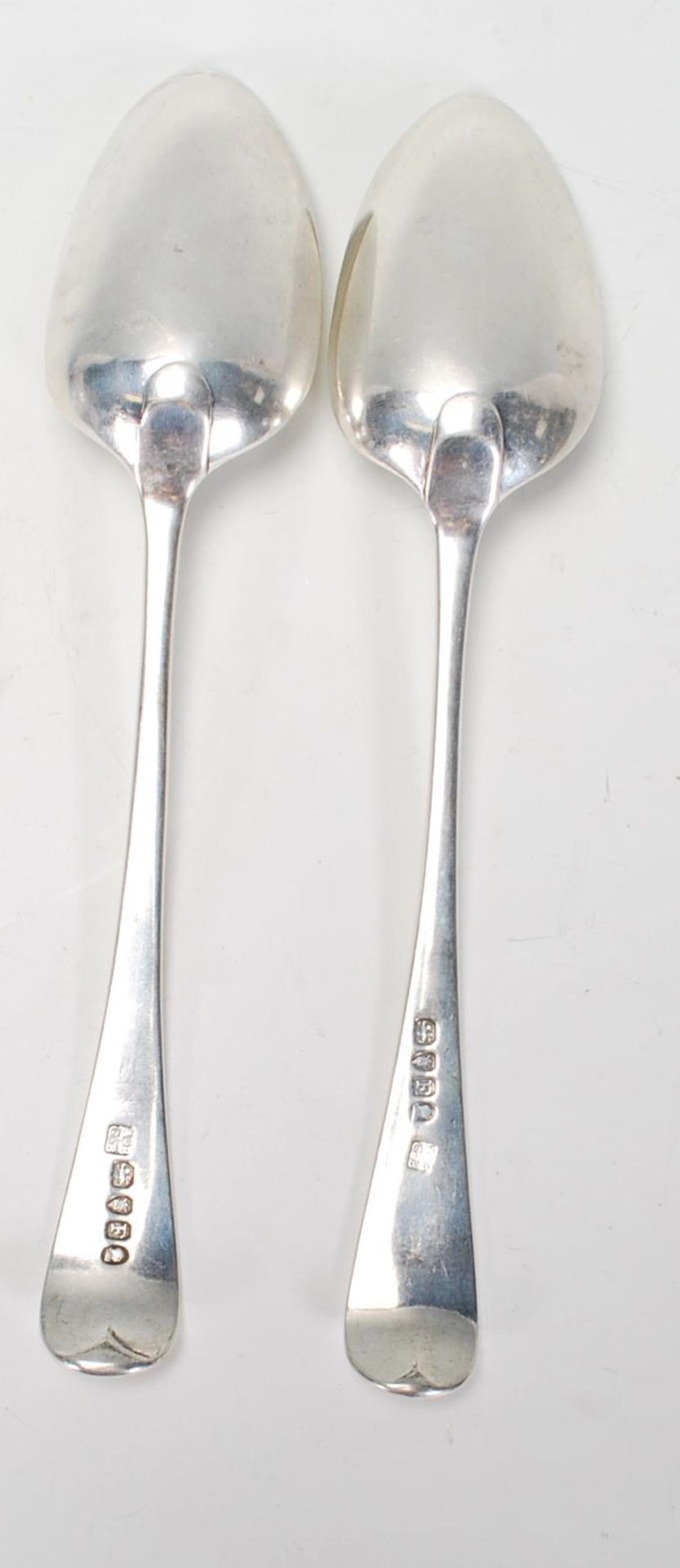 A pair of early 19th Century George III Alice and George Burrows silver hallmarked serving spoons - Bild 4 aus 6